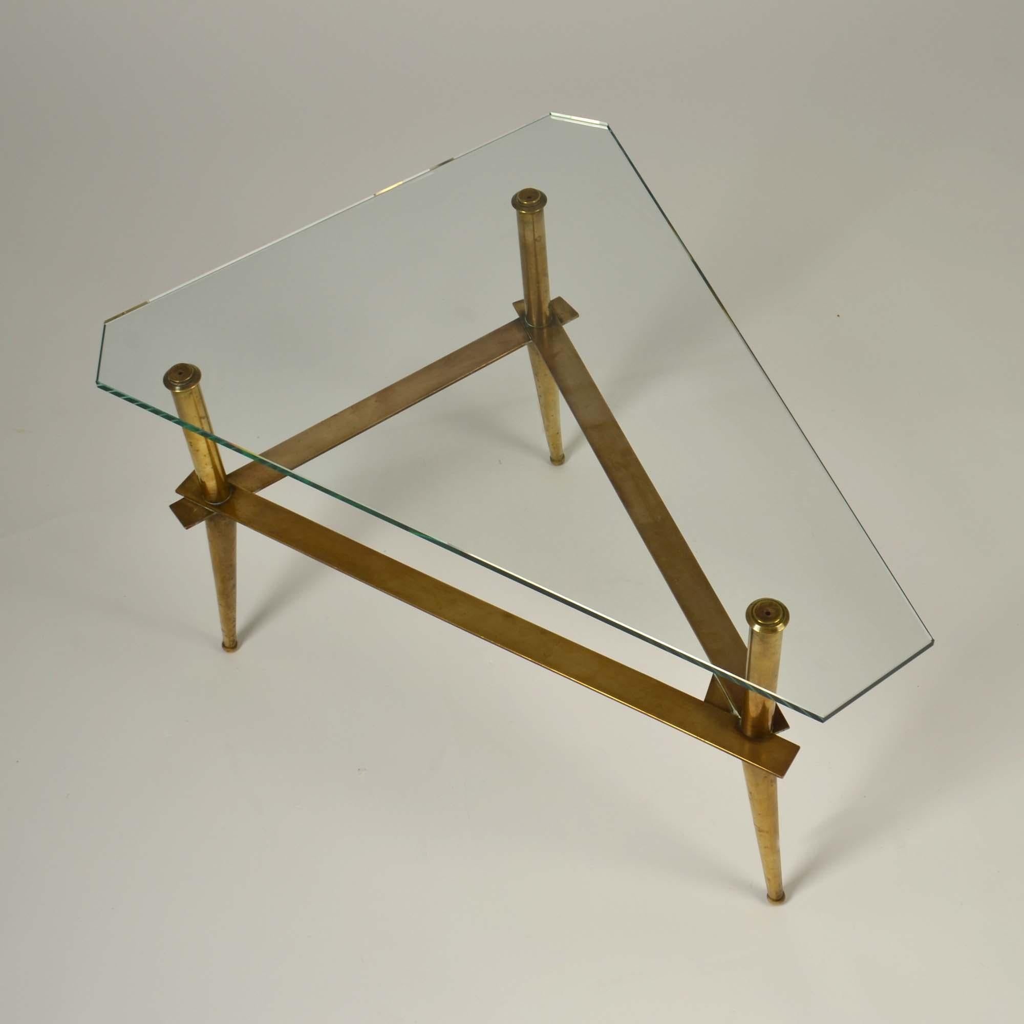 Dreibeiniger italienischer Couchtisch aus Messing und Glas aus den 1950er Jahren im Zustand „Hervorragend“ im Angebot in London, GB