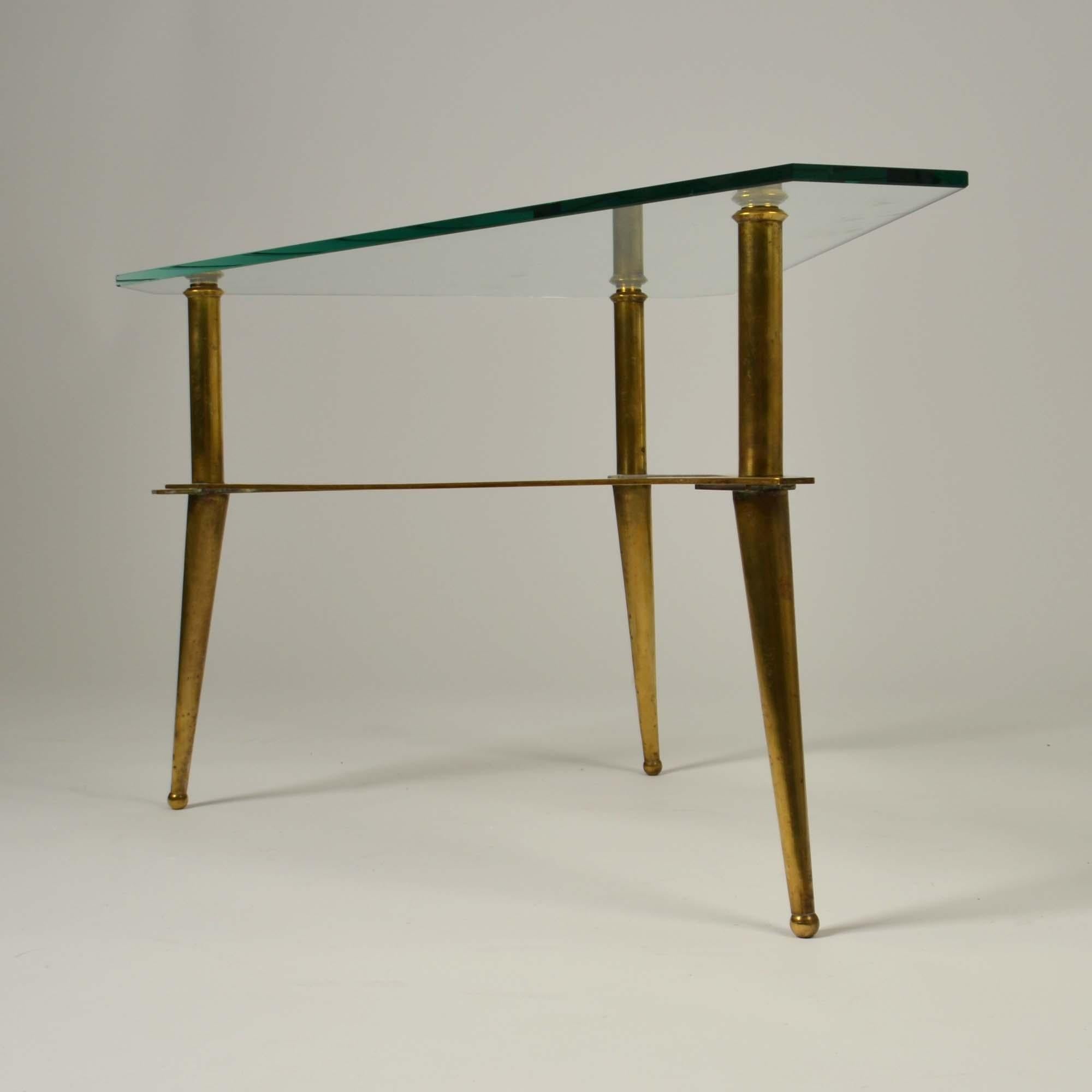 Dreibeiniger italienischer Couchtisch aus Messing und Glas aus den 1950er Jahren im Angebot 1