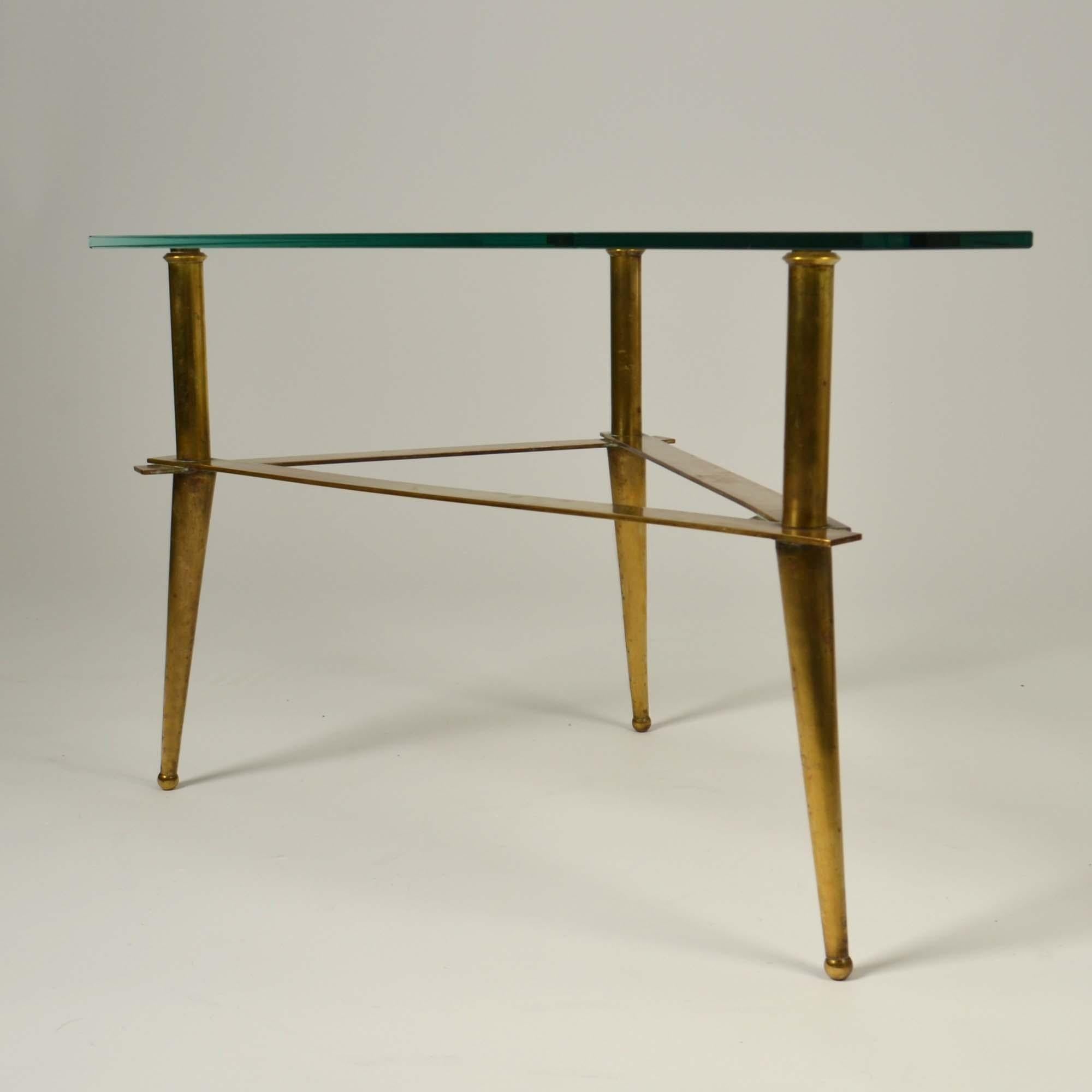 Dreibeiniger italienischer Couchtisch aus Messing und Glas aus den 1950er Jahren im Angebot 2