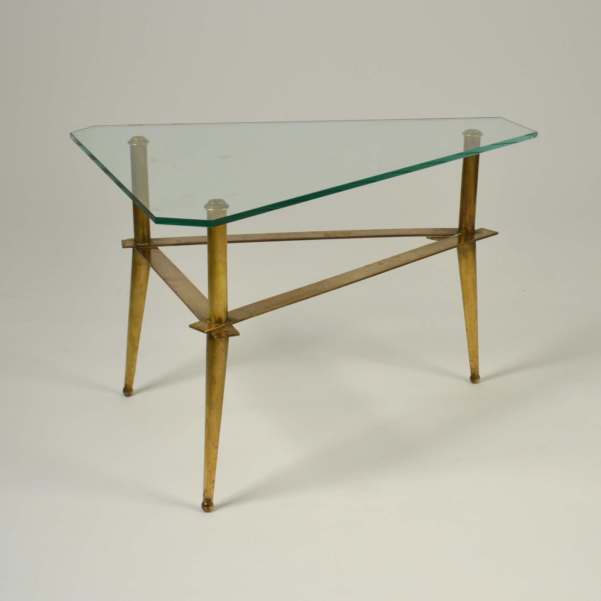 Dreibeiniger italienischer Couchtisch aus Messing und Glas aus den 1950er Jahren im Angebot 3