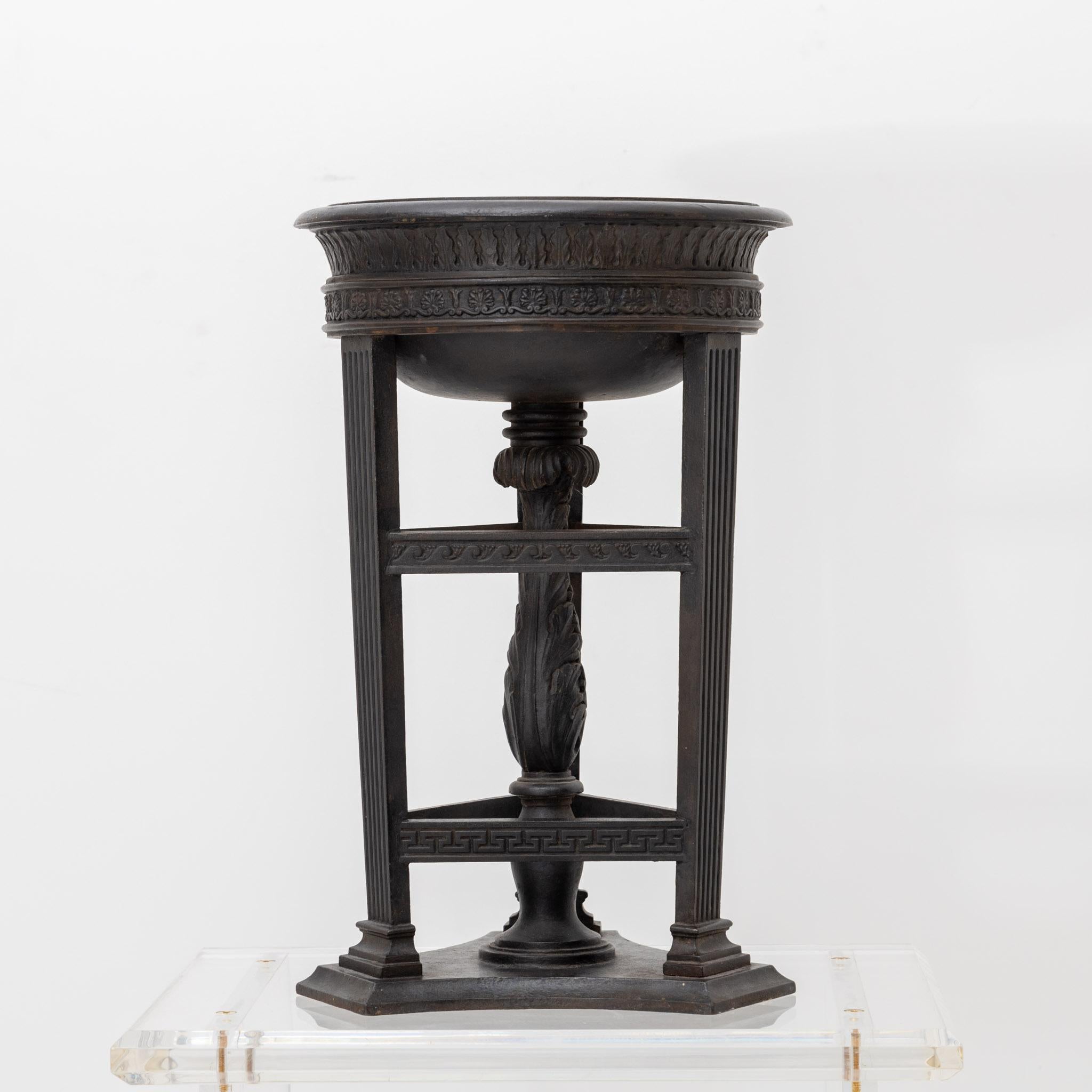 XIX secolo Jardinière a treppiede della Fonderia Reale di Ferro (Berlino) o di Gleiwitz, 1820 ca. in vendita