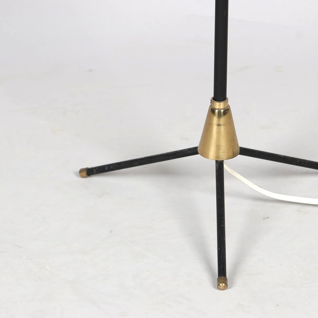 Tripod lamp attributed to Svend Aage Holm Sørensen In Good Condition For Sale In PARIS, FR