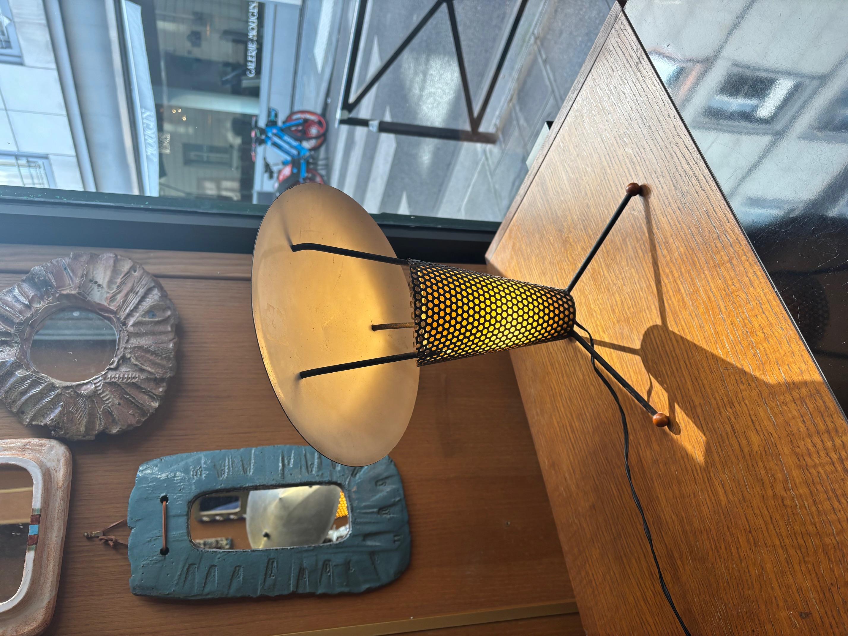Jacques BINY 1913-1976 Lámpara de mesa trípode Metal perforado y latón
 Edición Luminalite circa 1950 
H : 39 cm
