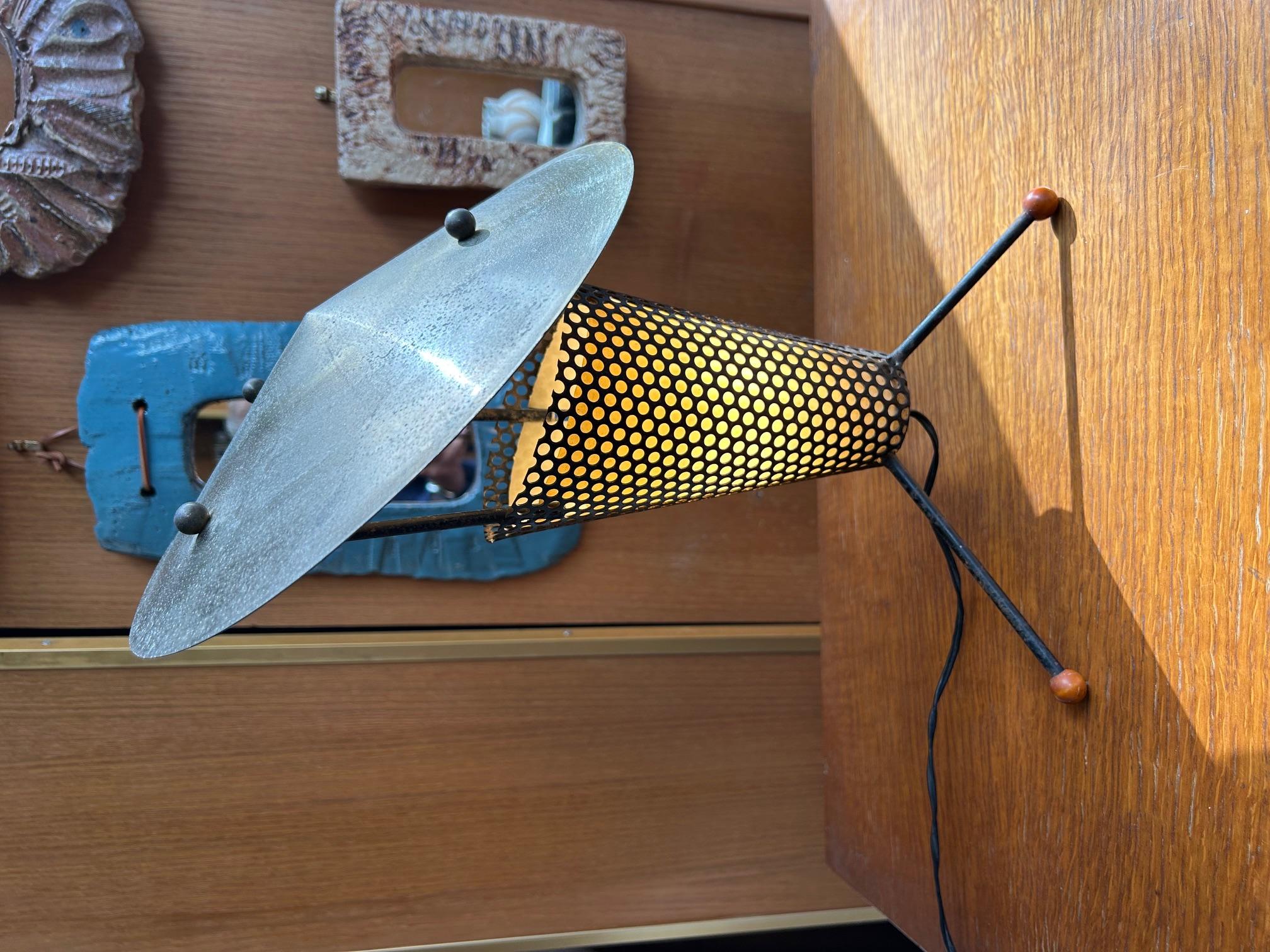 Lámpara trípode de Jacques Biny, Francia, Circa 1950's Metal en venta
