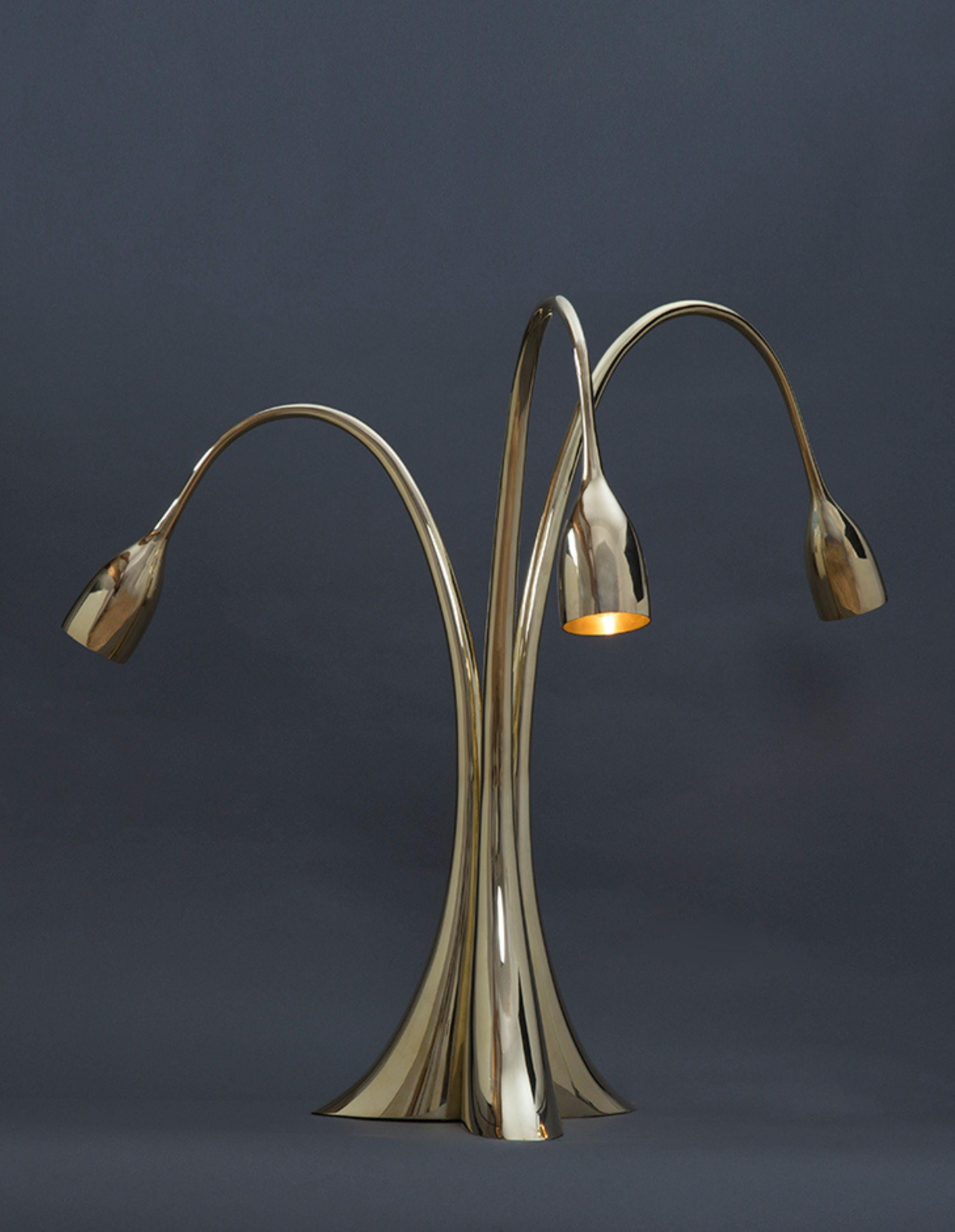 Lampe tripode, lampe à trois lumières, laiton martelé Signé et numéroté, d'après un modèle original de 1968 
Limité à 8 ex. + 4 A/P + 2 H/C 
Editions JM Lelouch
Ancienne collection Van Zuylen.