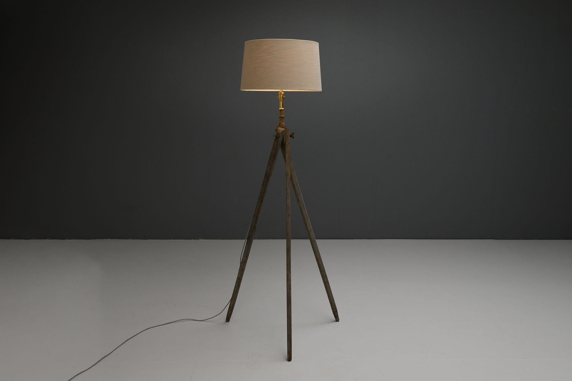 Surveyors tripod in oak with brass fitting re-purposed as a floor lamp. Shade not included.
U.K circa 1900.
H 150cm x W 70cm x D 60cm