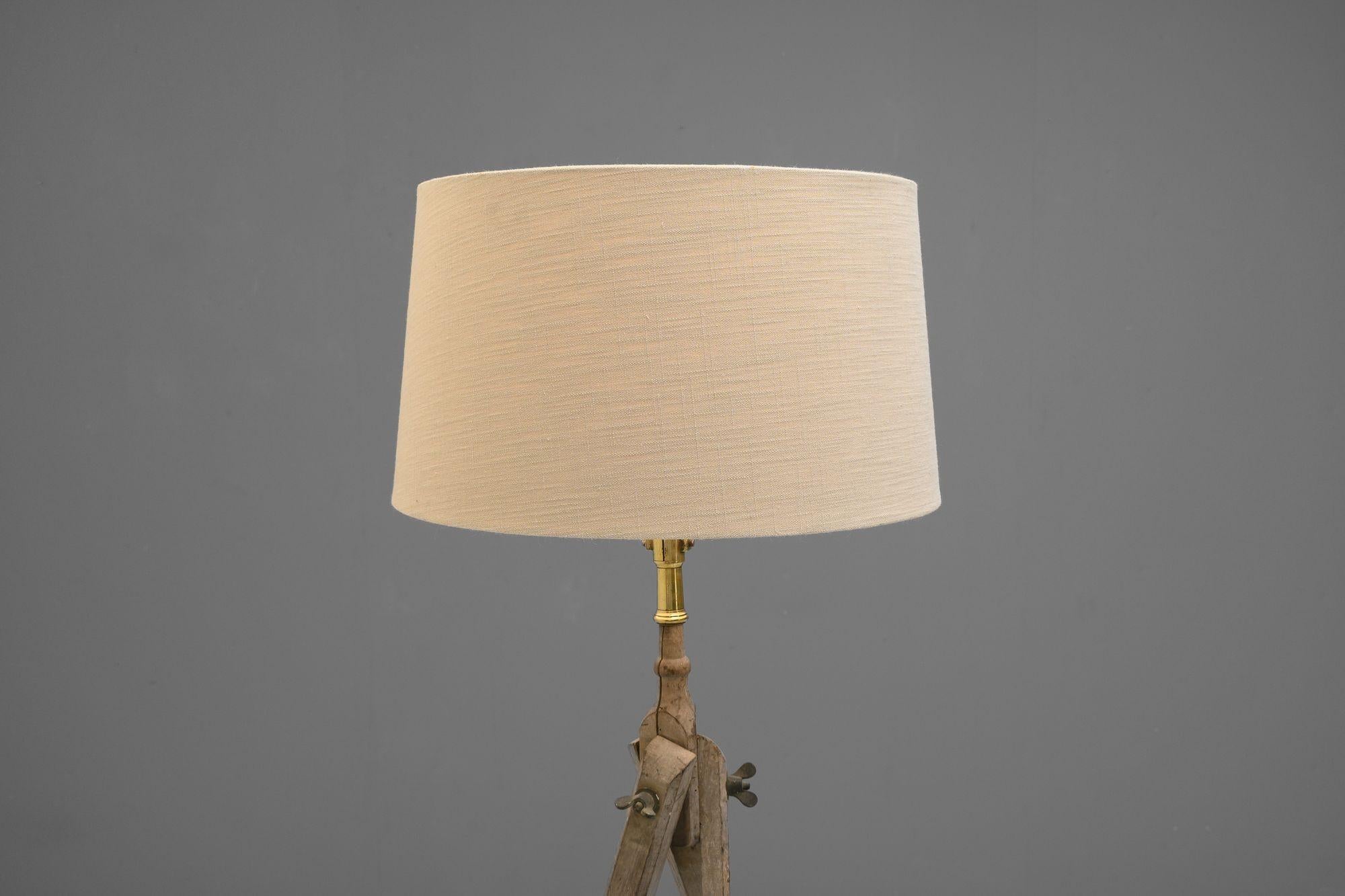 Tripod Lamp In Good Condition For Sale In London, England