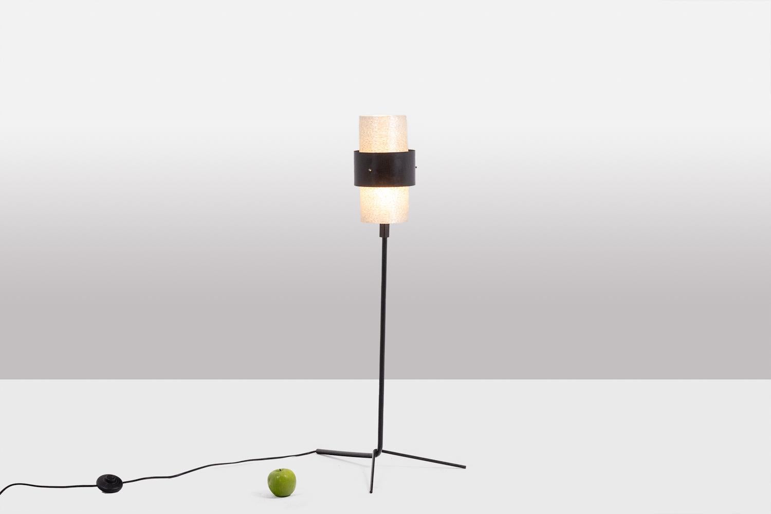 Lamp consisting of a cylindrical granite lucite lampshade surrounded by a black lacquered metal circle resting on a tripod-shaped black lacquered metal tube.

French work realized in the 1950s.

New and functional electricity. Works with one E-14