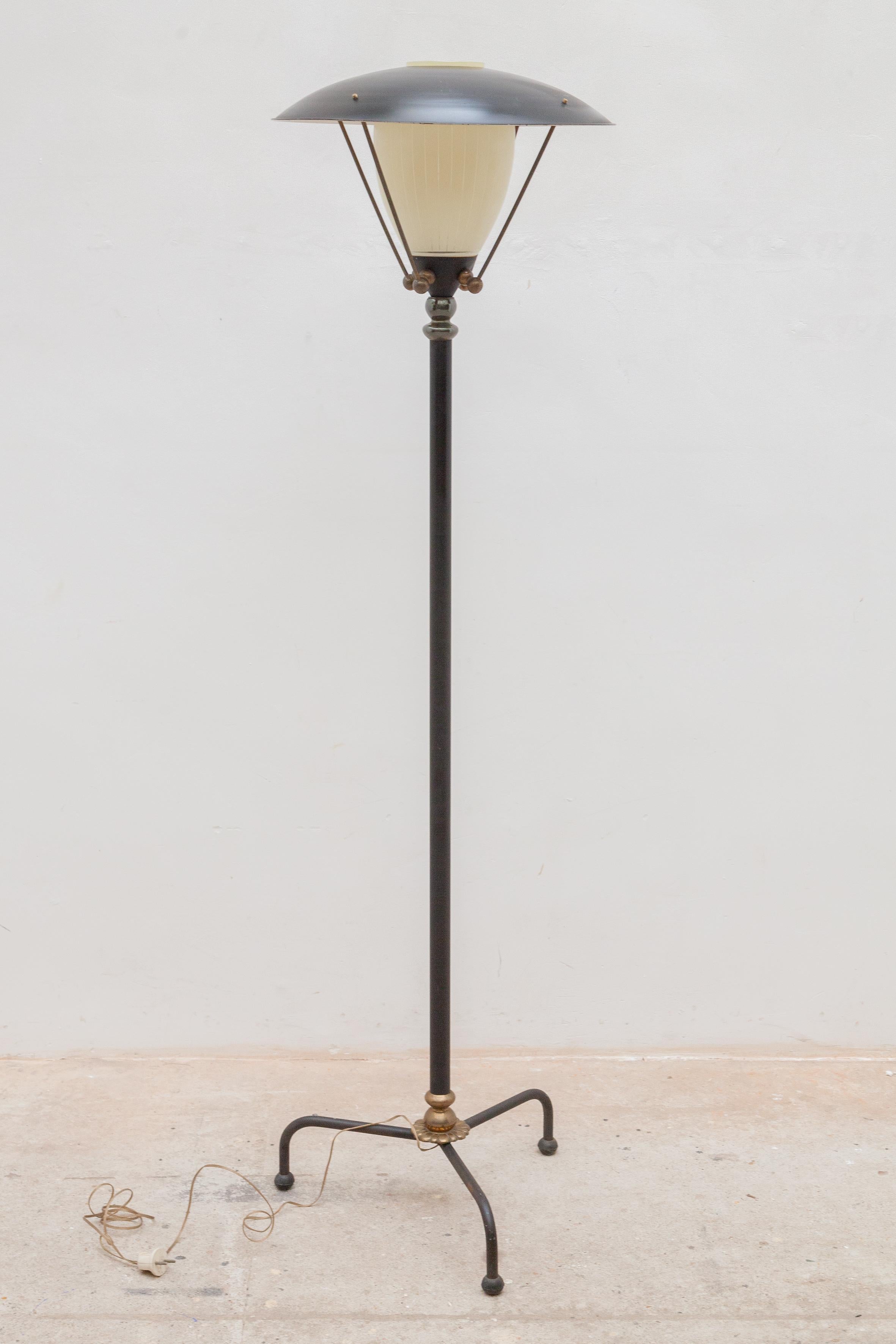 Rare item of modern antique floor lamp with opal glass shade, in very good condition and working.
    