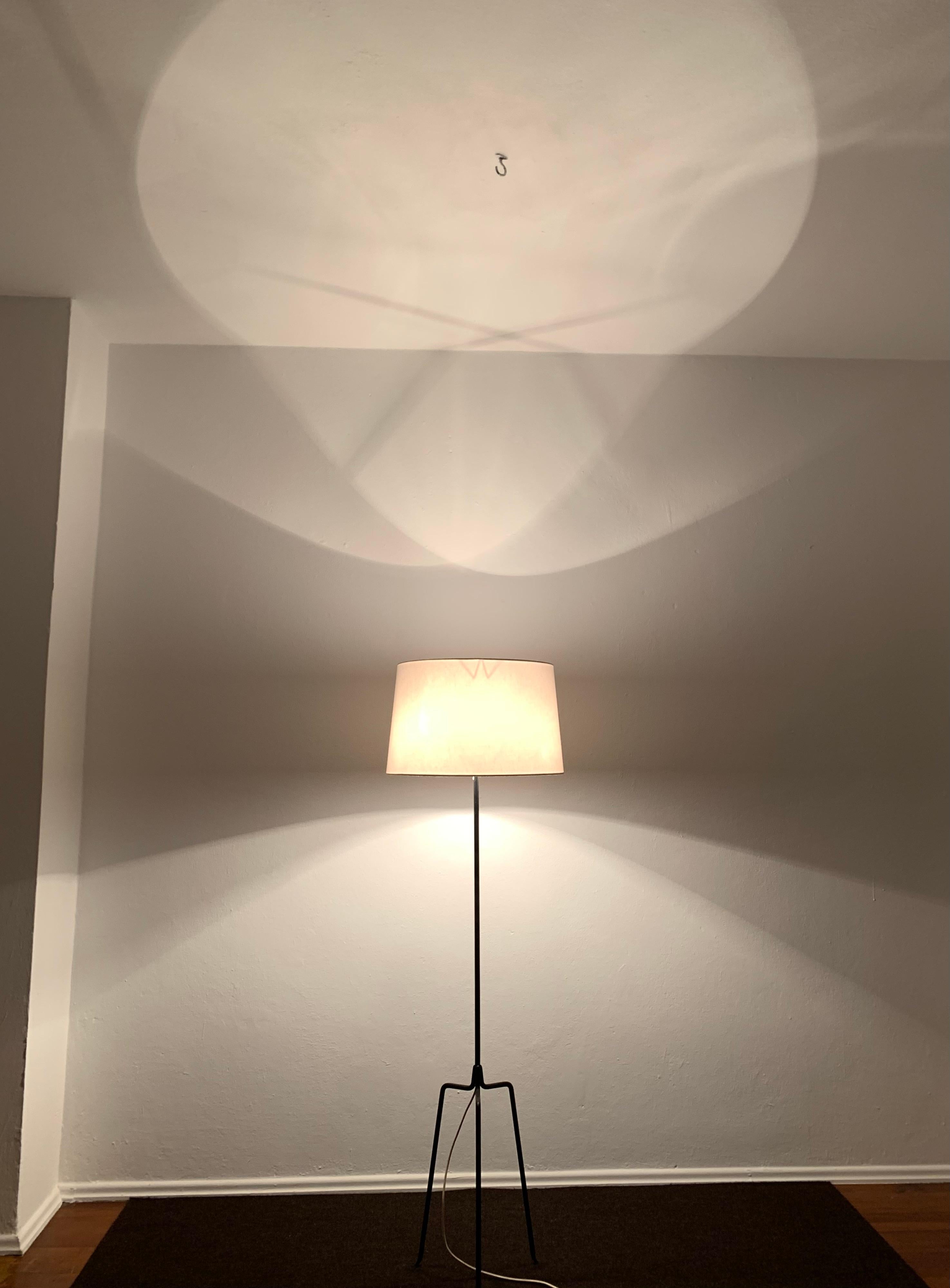 Lampada da terra in metallo a treppiede in vendita 2