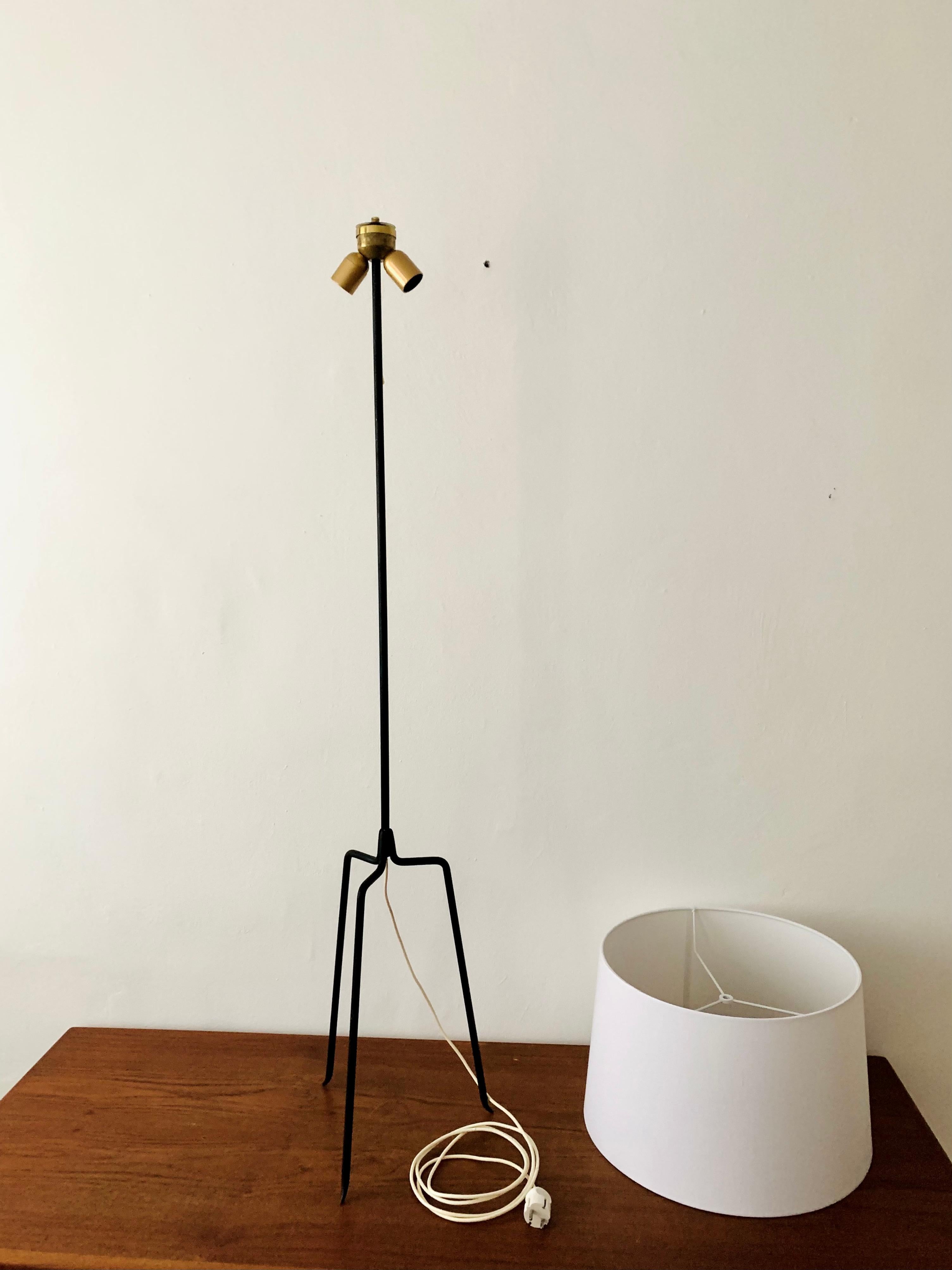 Lampada da terra in metallo a treppiede in vendita 3