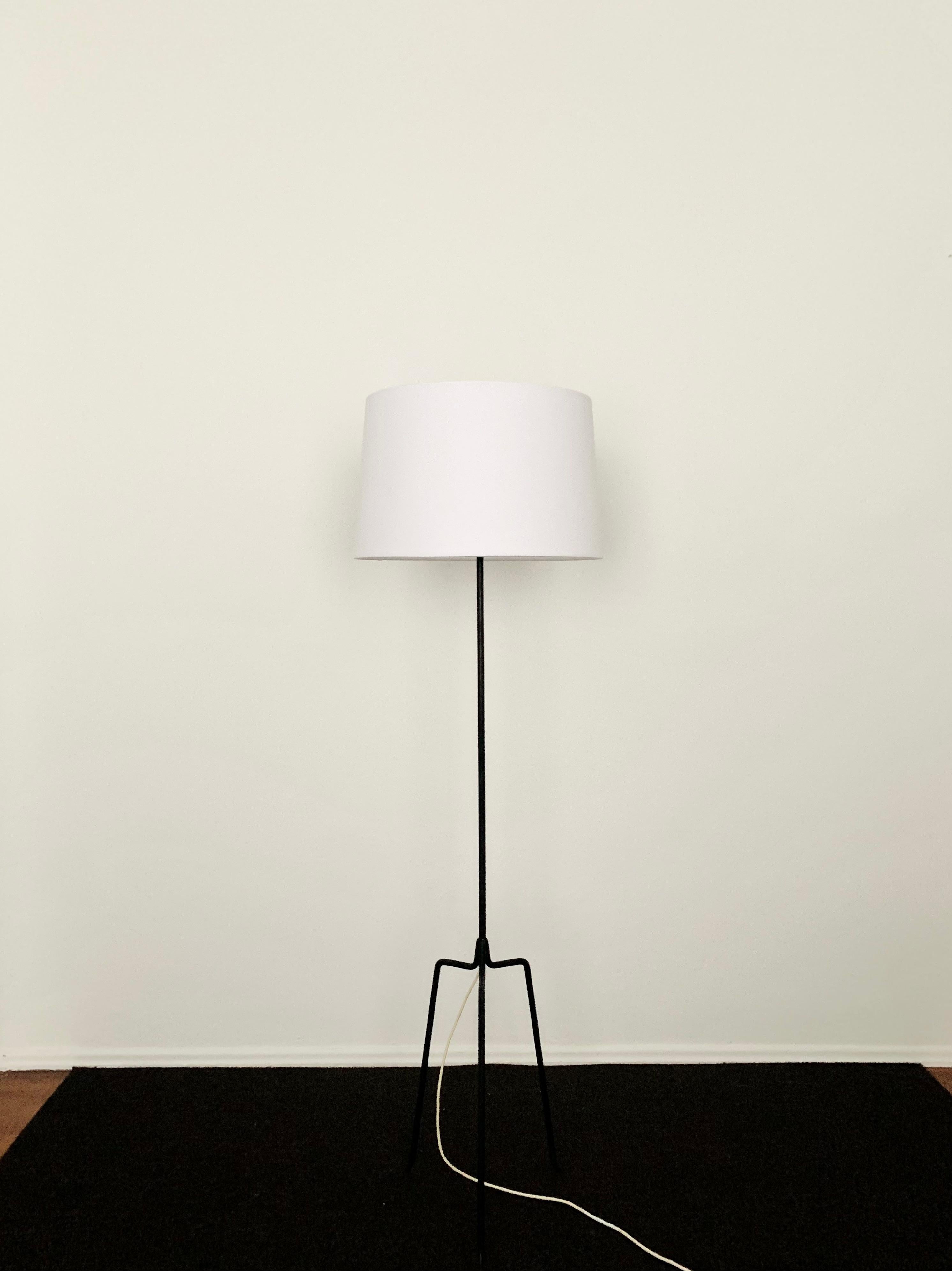 Lampada da terra in metallo a treppiede In condizioni buone in vendita a München, DE