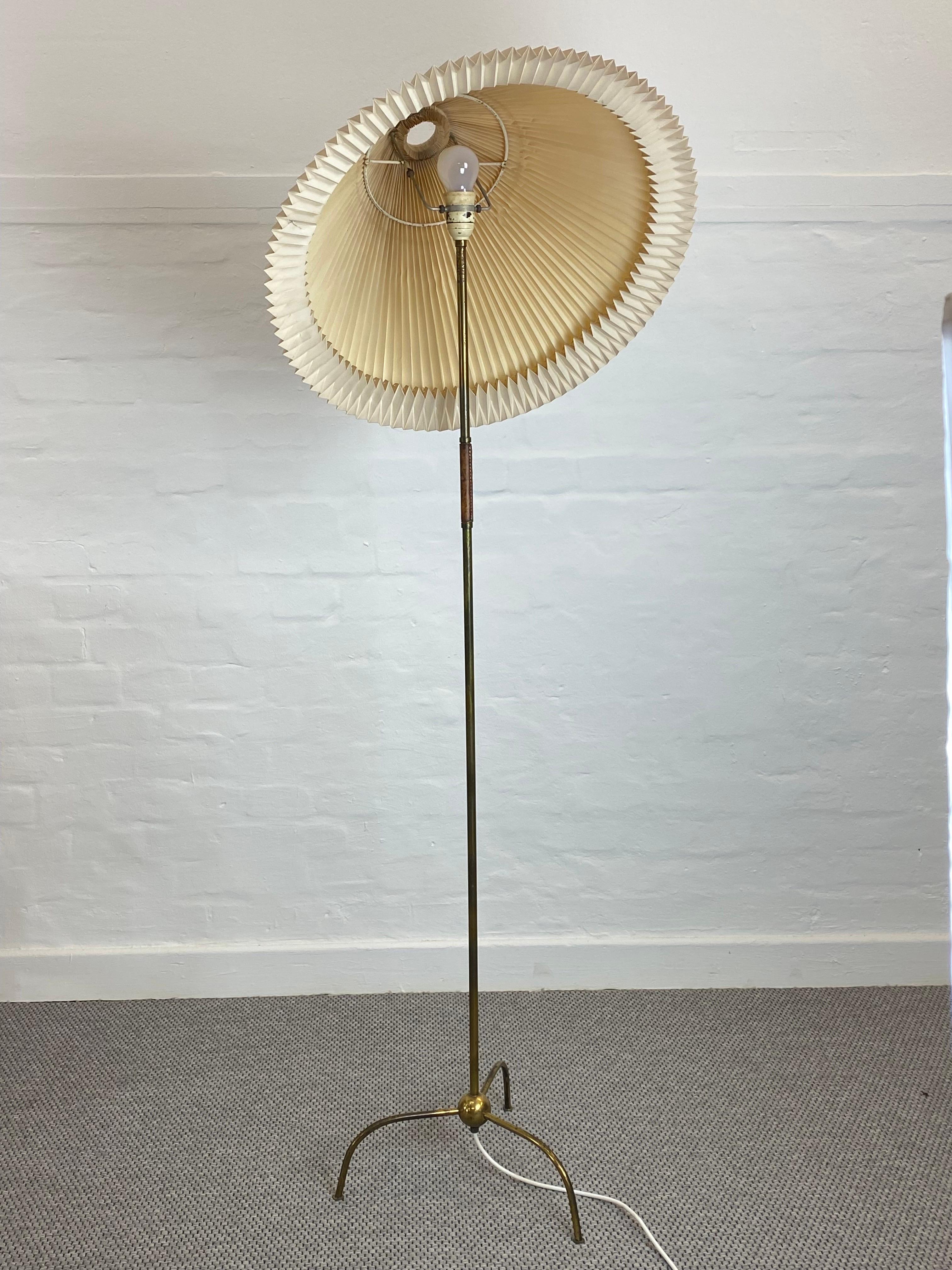 Tripod Midcentury Floor Brass lamp from Josef Frank by Kalmar, Austria 1940s In Good Condition For Sale In Halle, DE