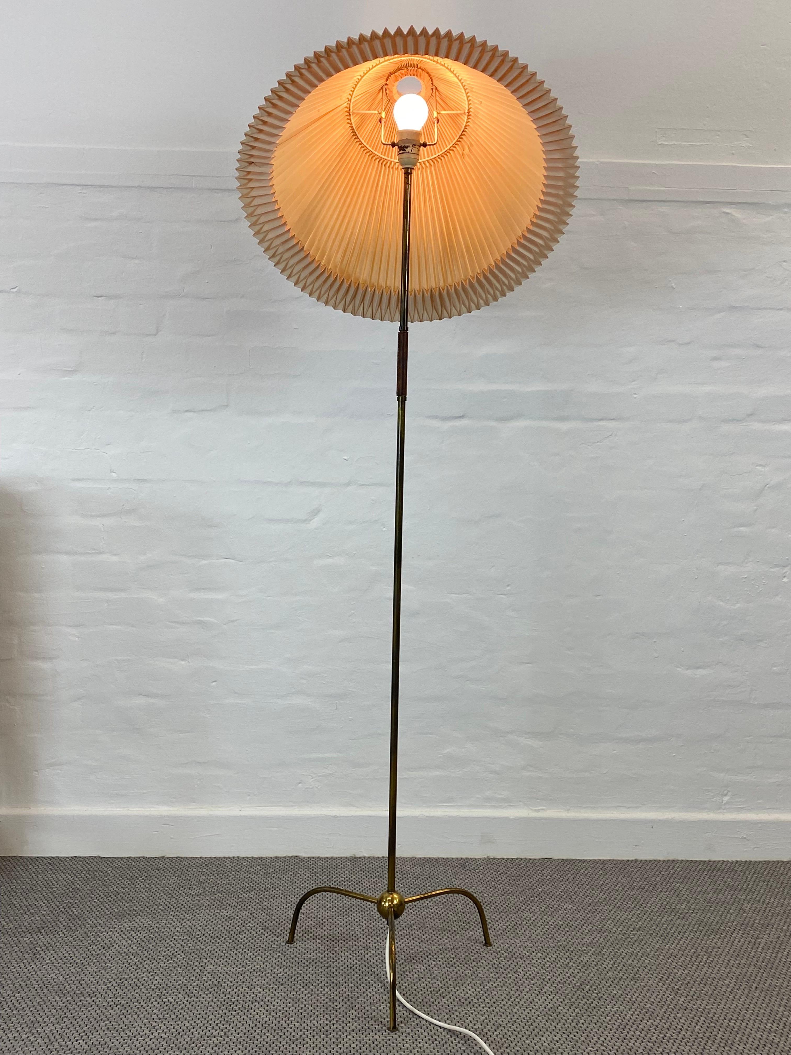 Tripod Midcentury Floor Brass lamp from Josef Frank by Kalmar, Austria 1940s For Sale 1