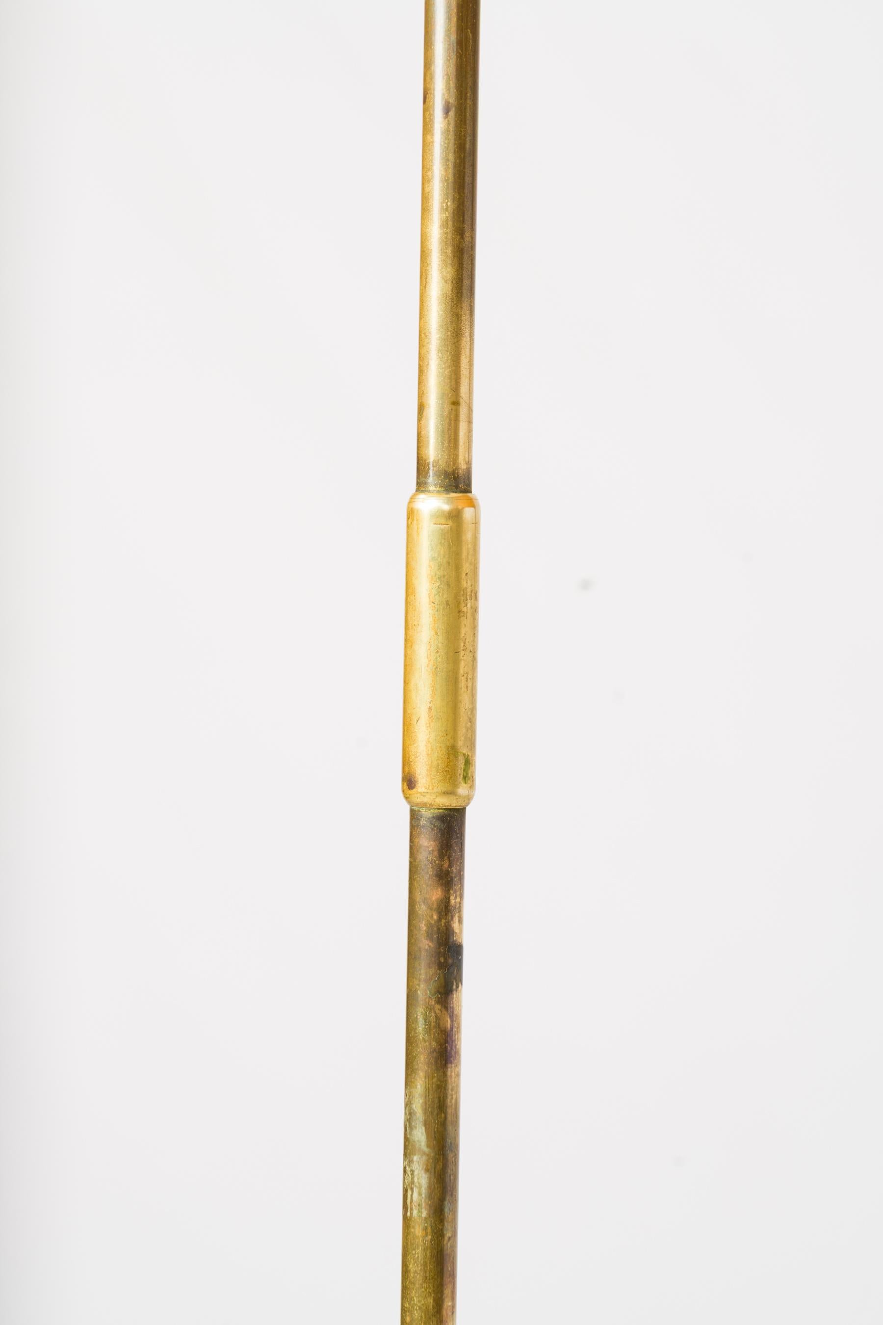 Lampada da terra treppiede in acciaio patinato e ottone modernista nello stile di Arlus. In buone condizioni vintage.
Patina su tutte le superfici metalliche.
La base può essere svitata per una spedizione più sicura.
Presa originale europea.  Ha