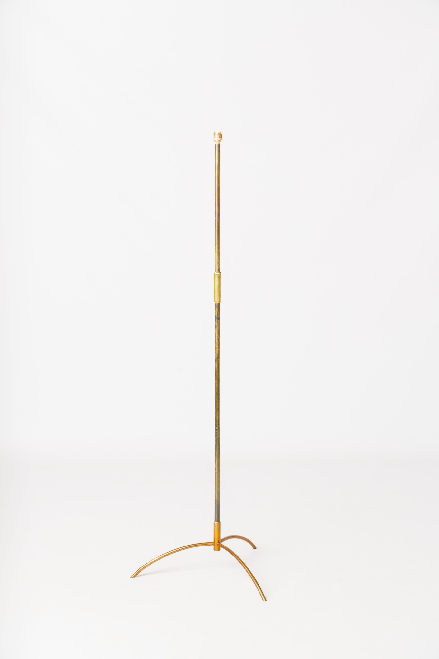 Lampada da terra modernista a treppiede in acciaio patinato e ottone - Francia anni '60 in vendita 1