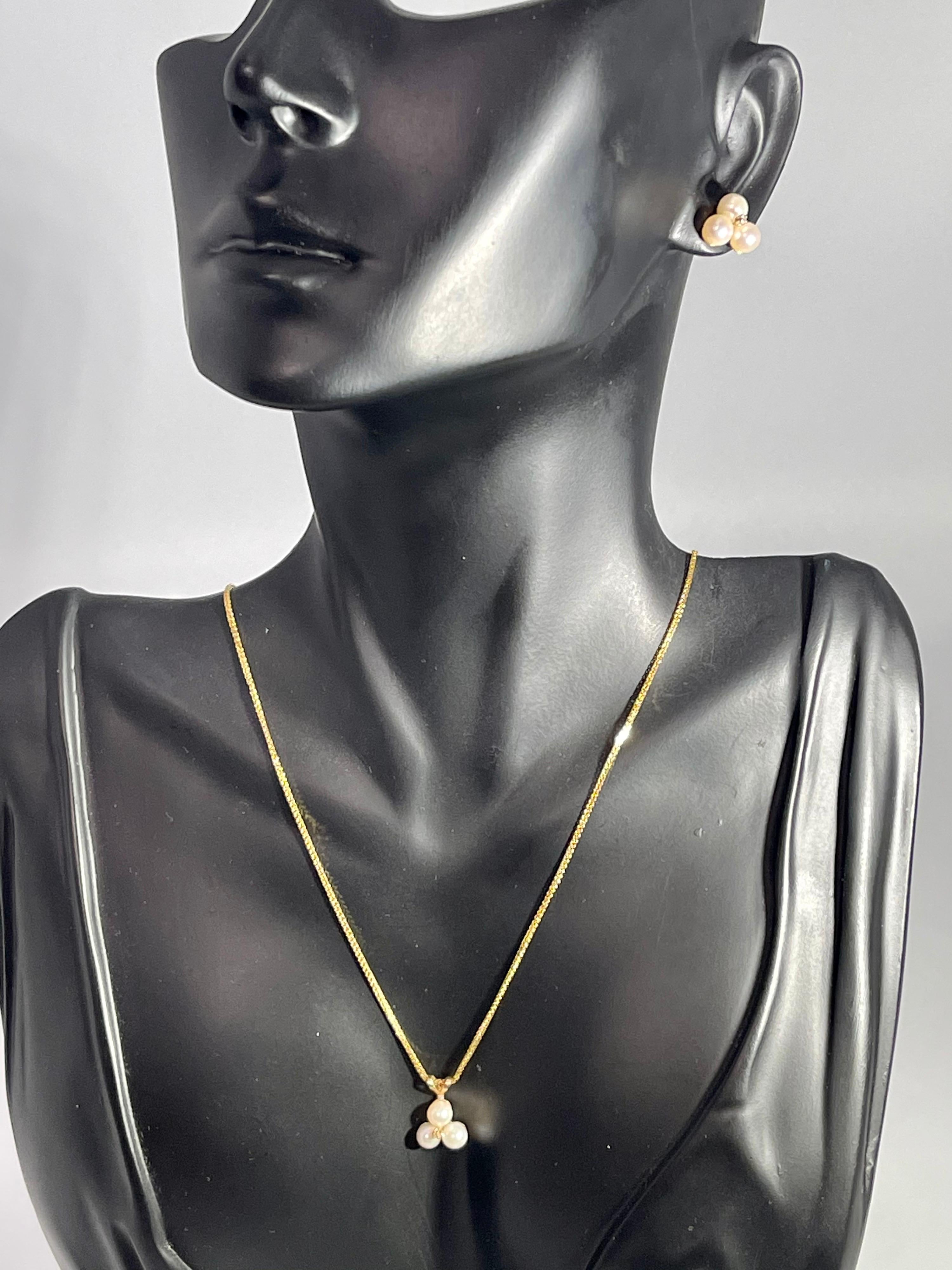 Boucles d'oreilles tripodes en perles avec pendentif assorti et chaîne en or jaune 14 carats en vente 10