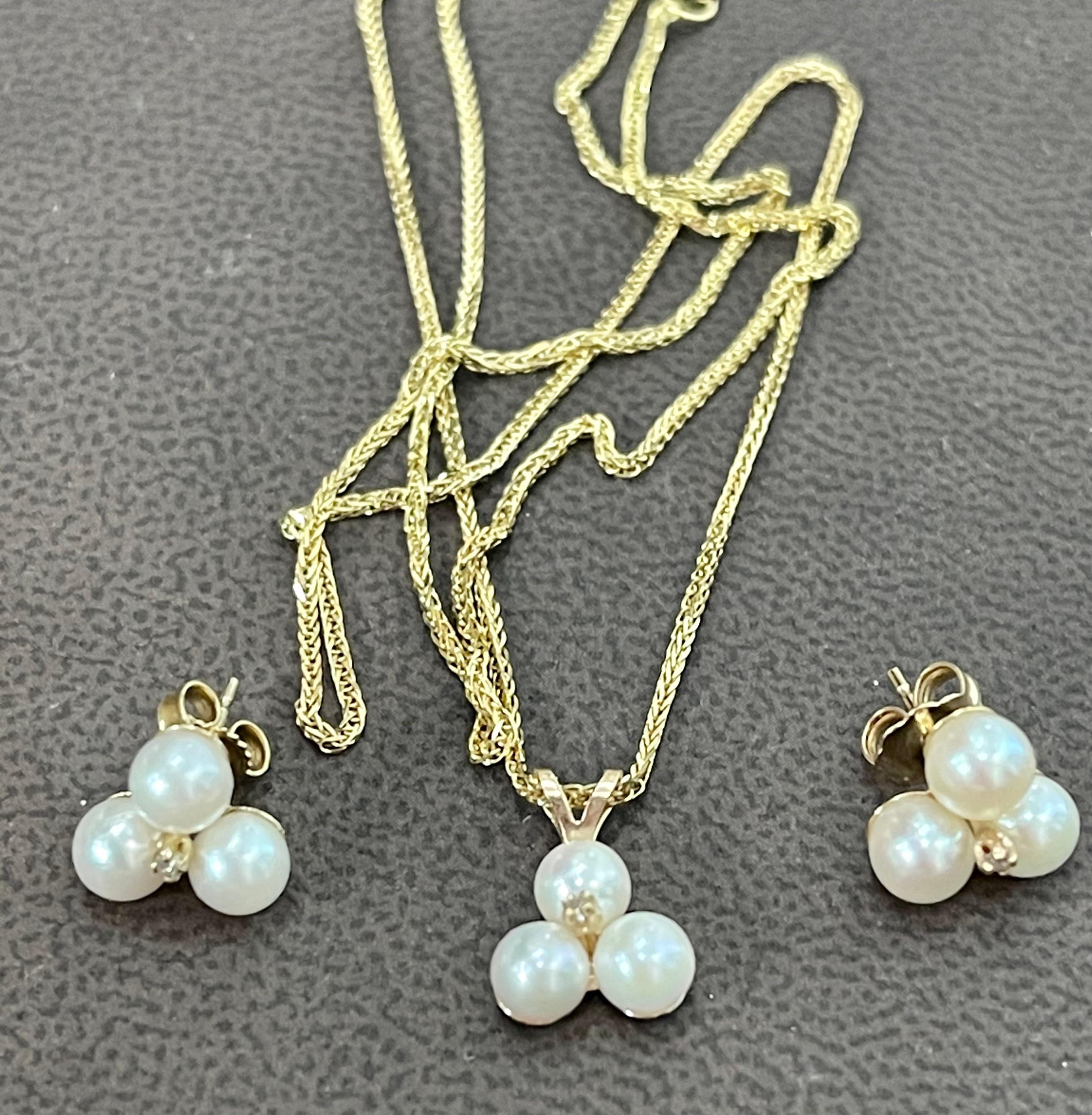 Tripod Pearl Earring with Matching Pendant & 14 Karat Yellow Gold Chain Set
This spectacular Pendant Necklace and earring set is  consisting of pendant with three small pearl and a very tiny diamond in the middle. Diamond is minuscule . It has