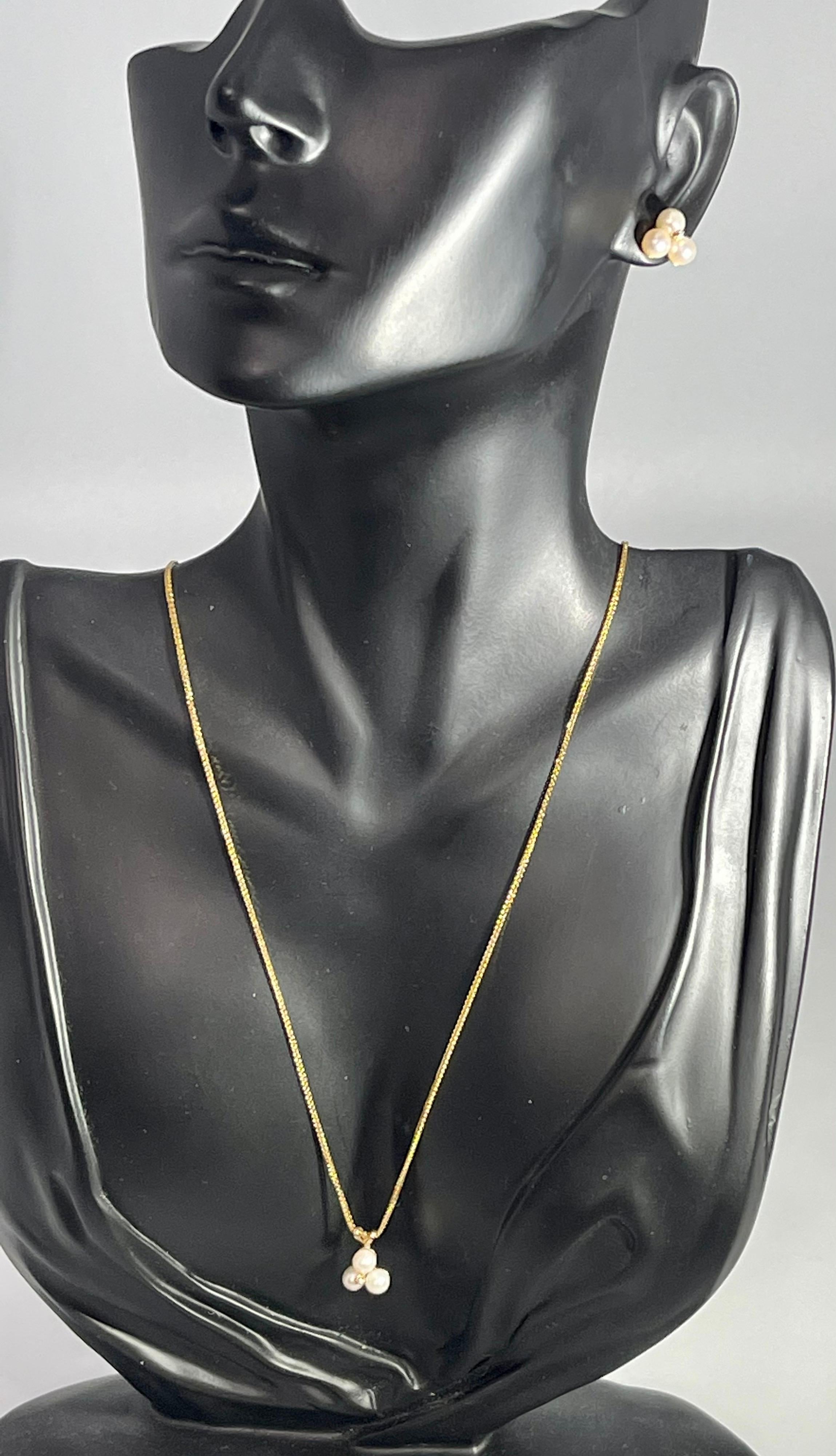 Dreibein-Perlen-Ohrstecker mit zinnfarbenem Diamant in 14 Karat Gelbgold im Zustand „Hervorragend“ in New York, NY