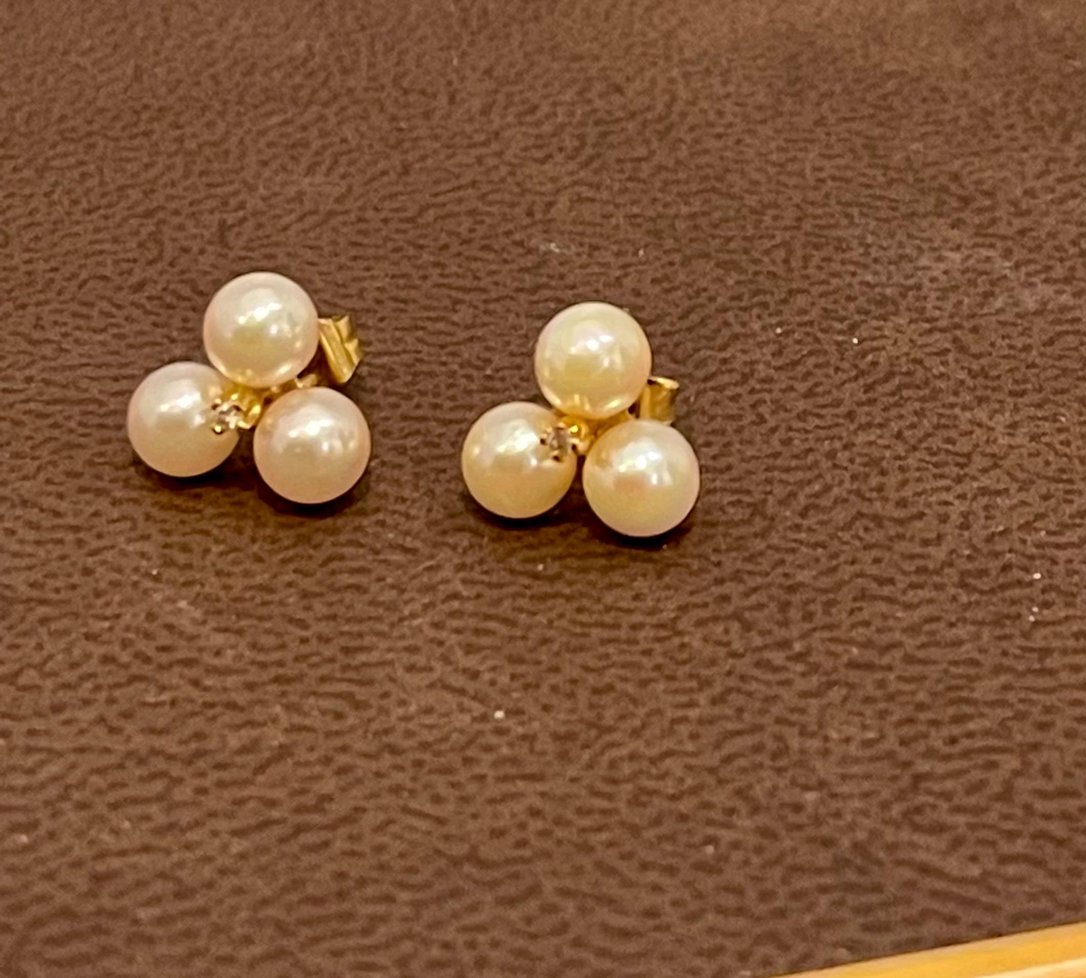 Tripod Pearl Stud Earring with Tiny Diamond in 14 Karat Yellow Gold In Excellent Condition In New York, NY