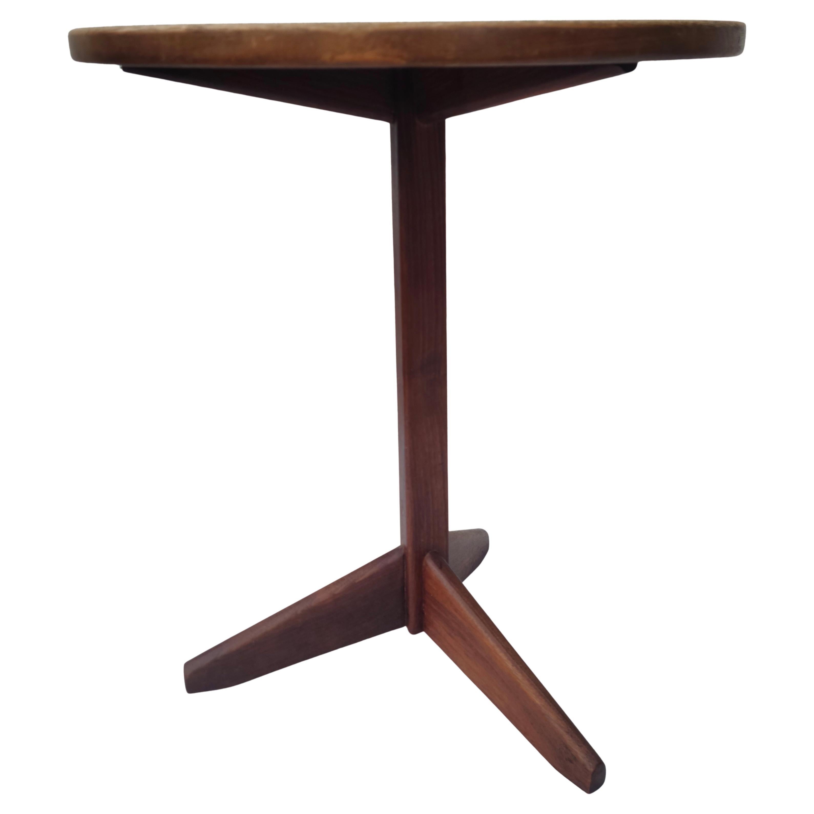 Table à piédestal tripode.
Dans le style de Peters.
