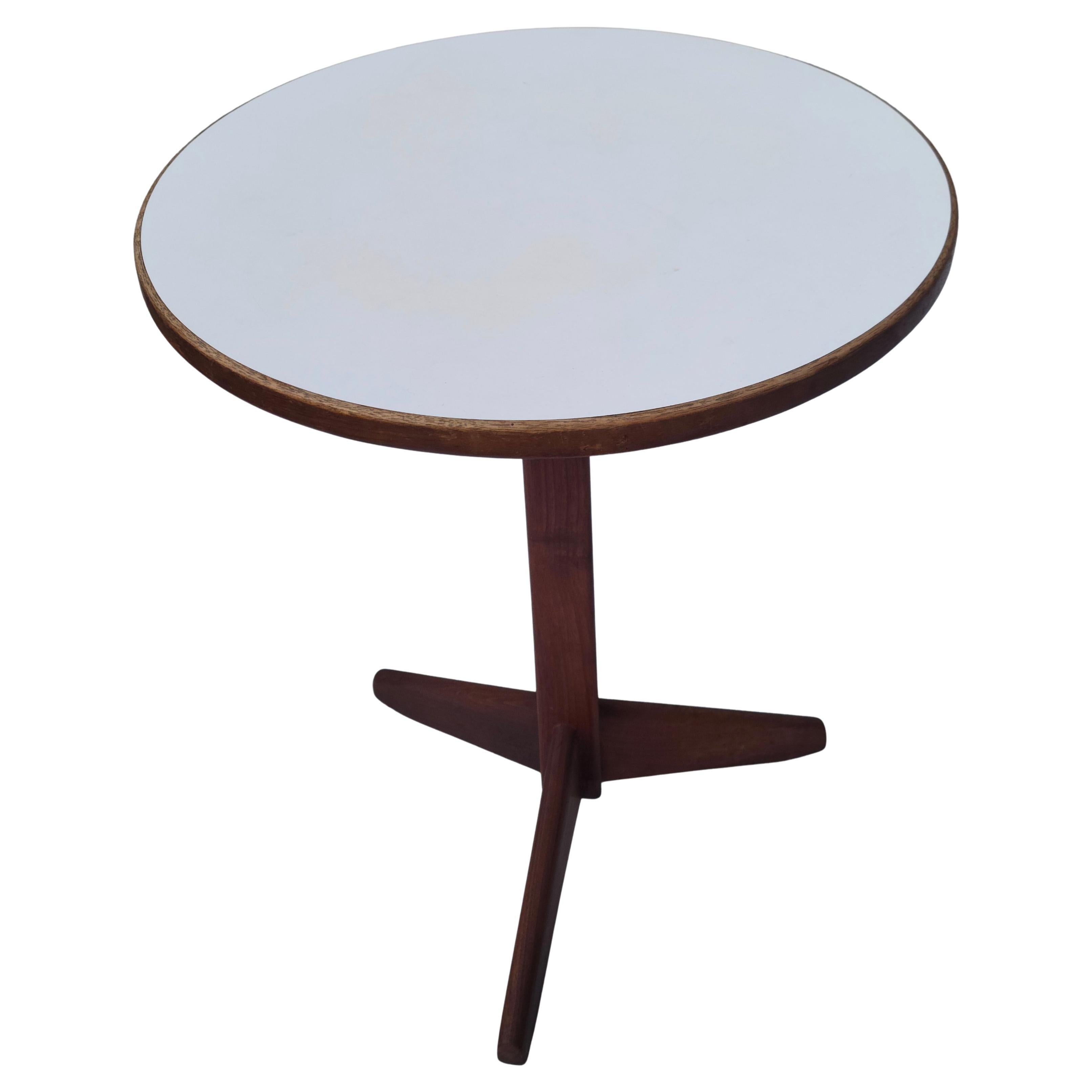 Table à trépieds de Peter Pepper en vente 1
