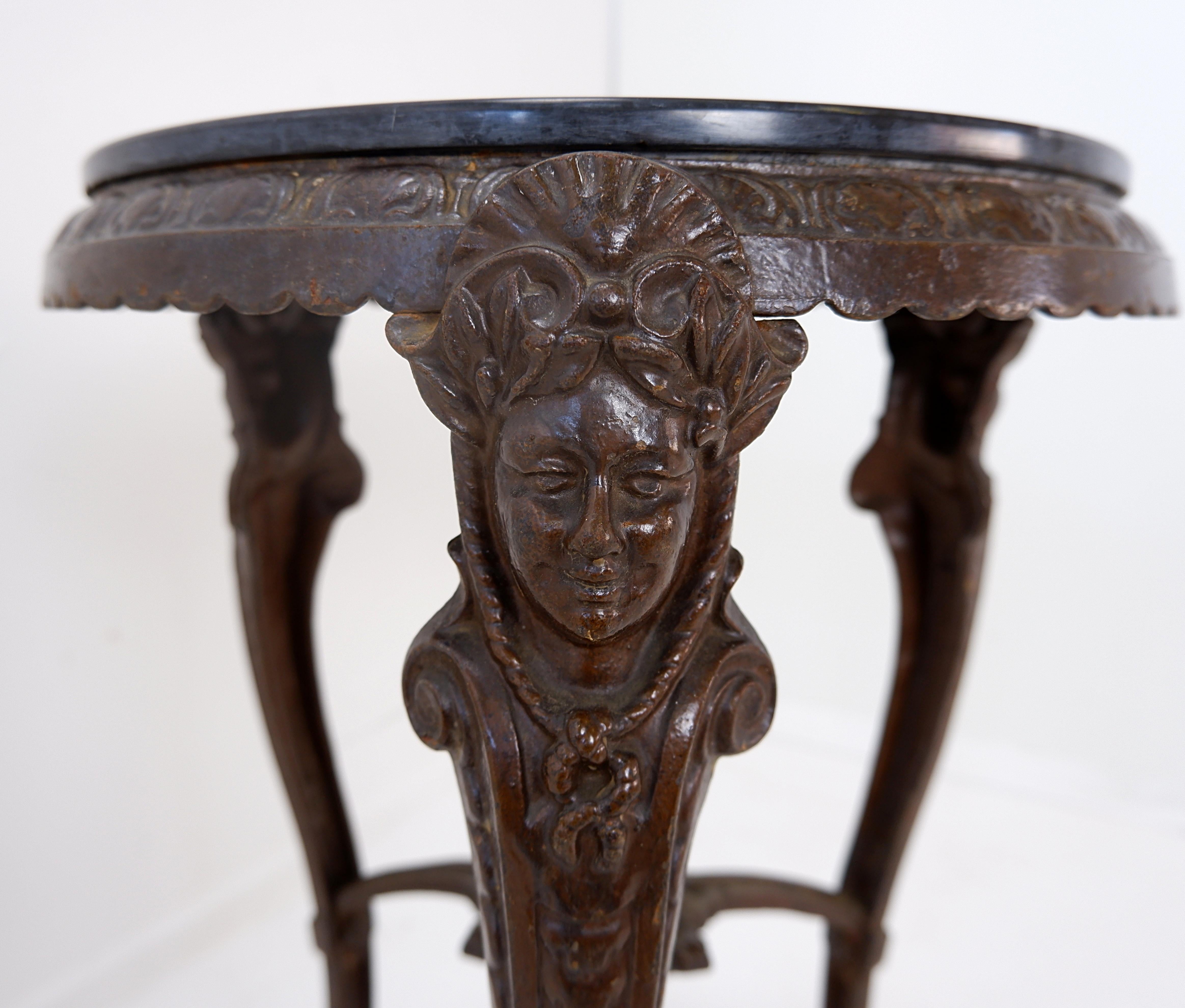 Tripod pedestal table For Sale 4
