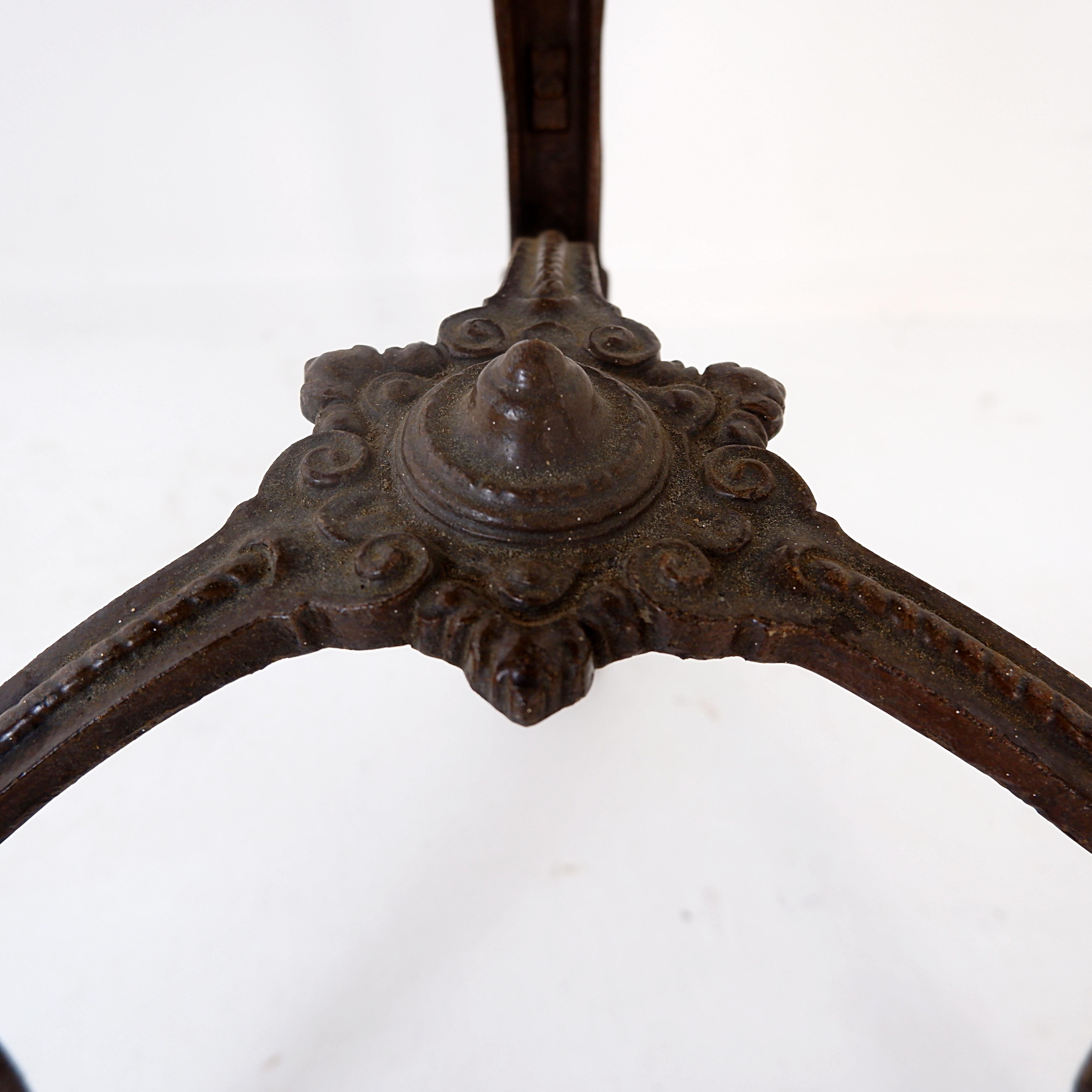 Tripod pedestal table In Good Condition For Sale In Linkebeek, BE