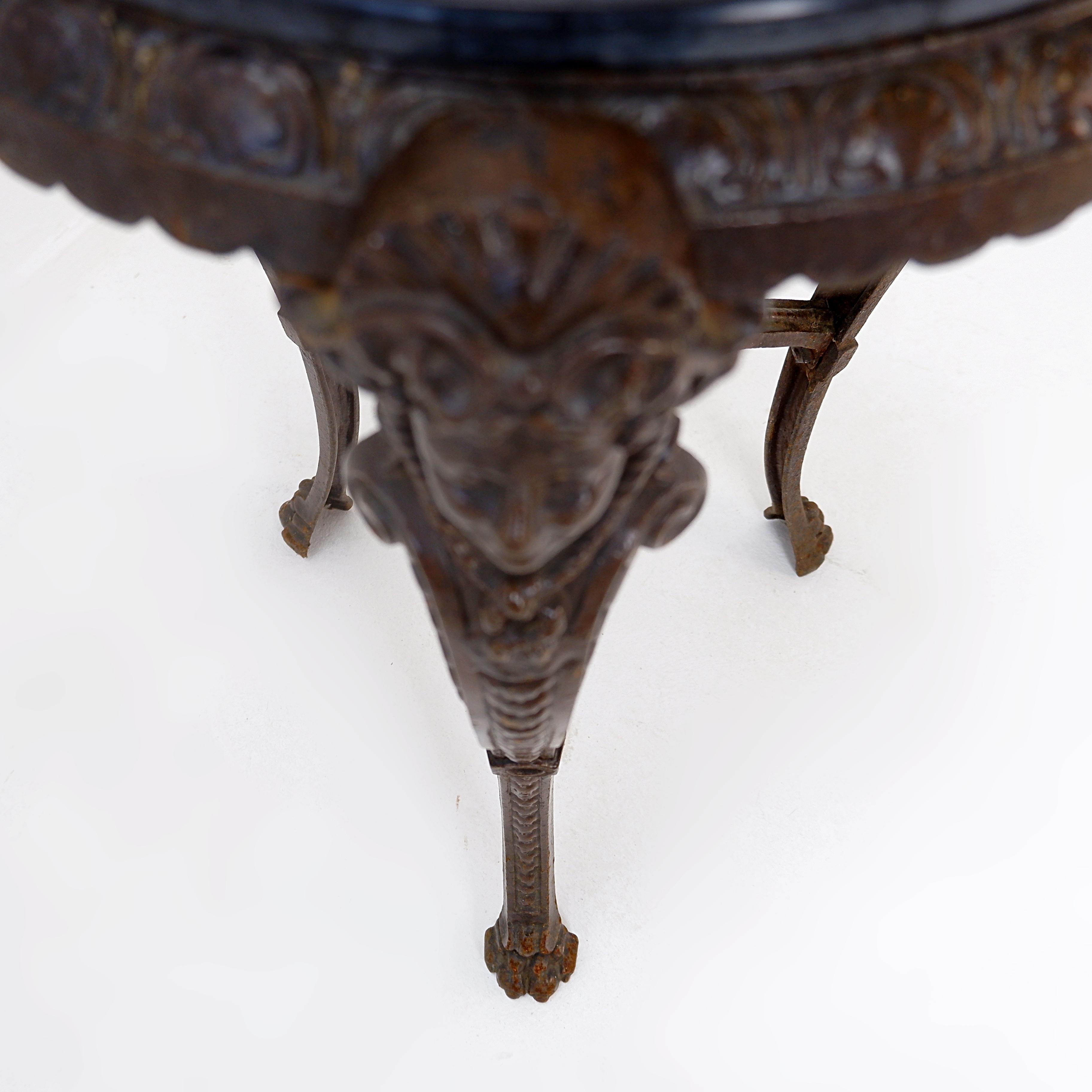 Tripod pedestal table For Sale 3