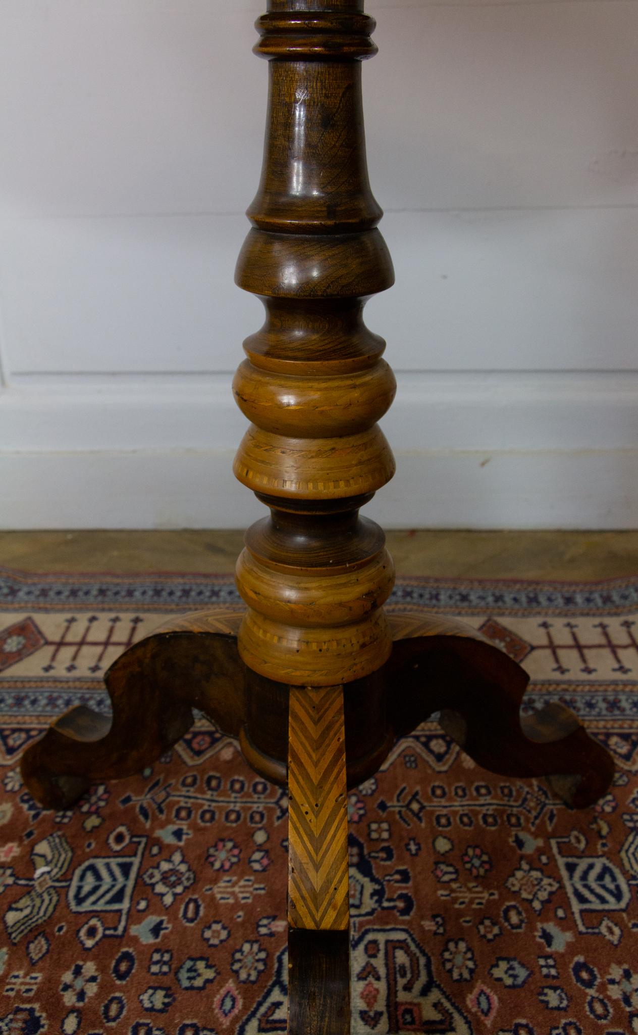 Tripod Pedestal Table in Marquetry and Mixed Wood, Italy, 19th Century For Sale 1