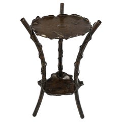 Tavolo a piedistallo tripode con doppio piano in bronzo, Giappone, periodo Meiji.