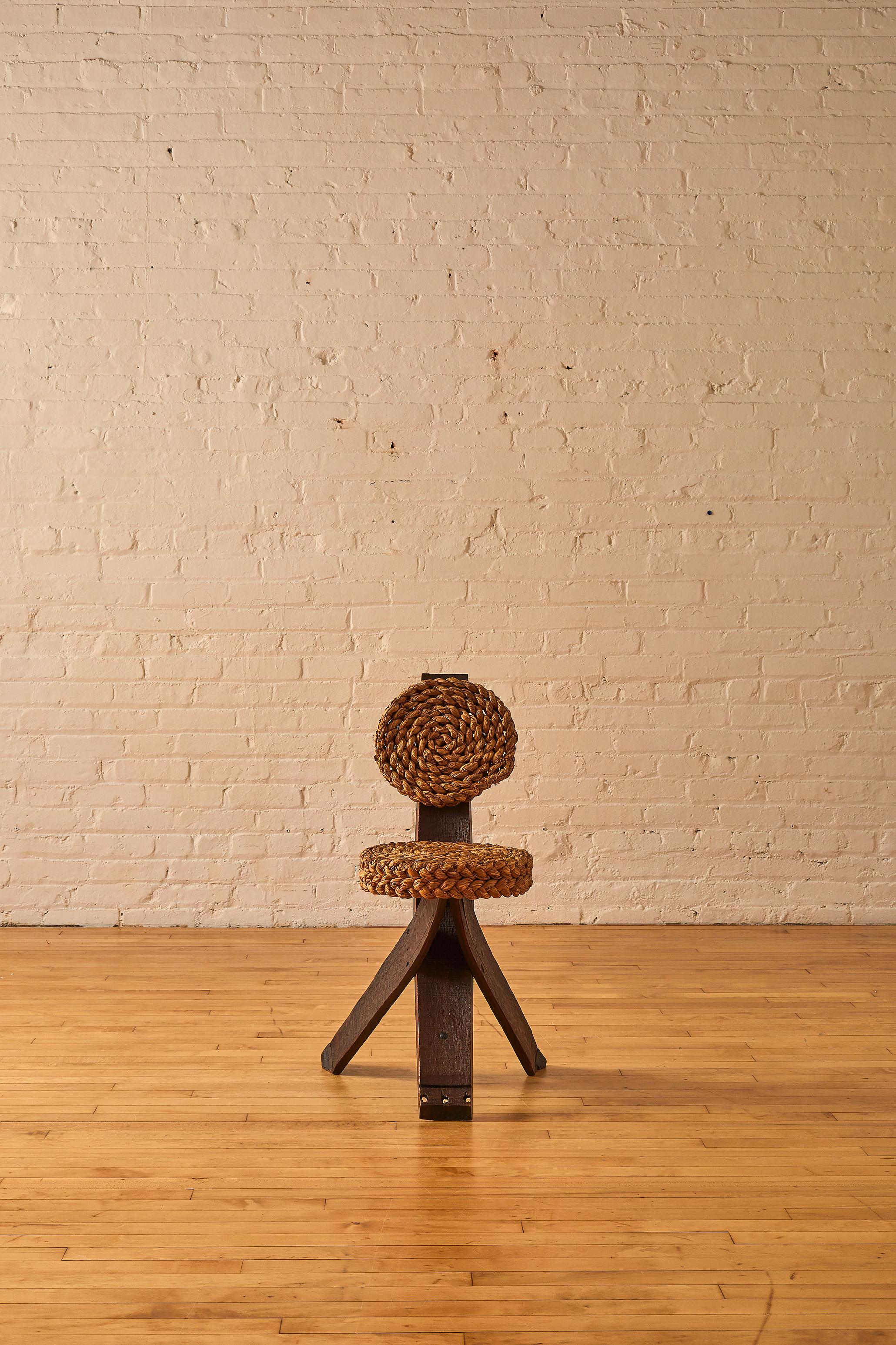 Tripod rope chair by Adrien Audoux & Frida Minet featuring wooden structure.