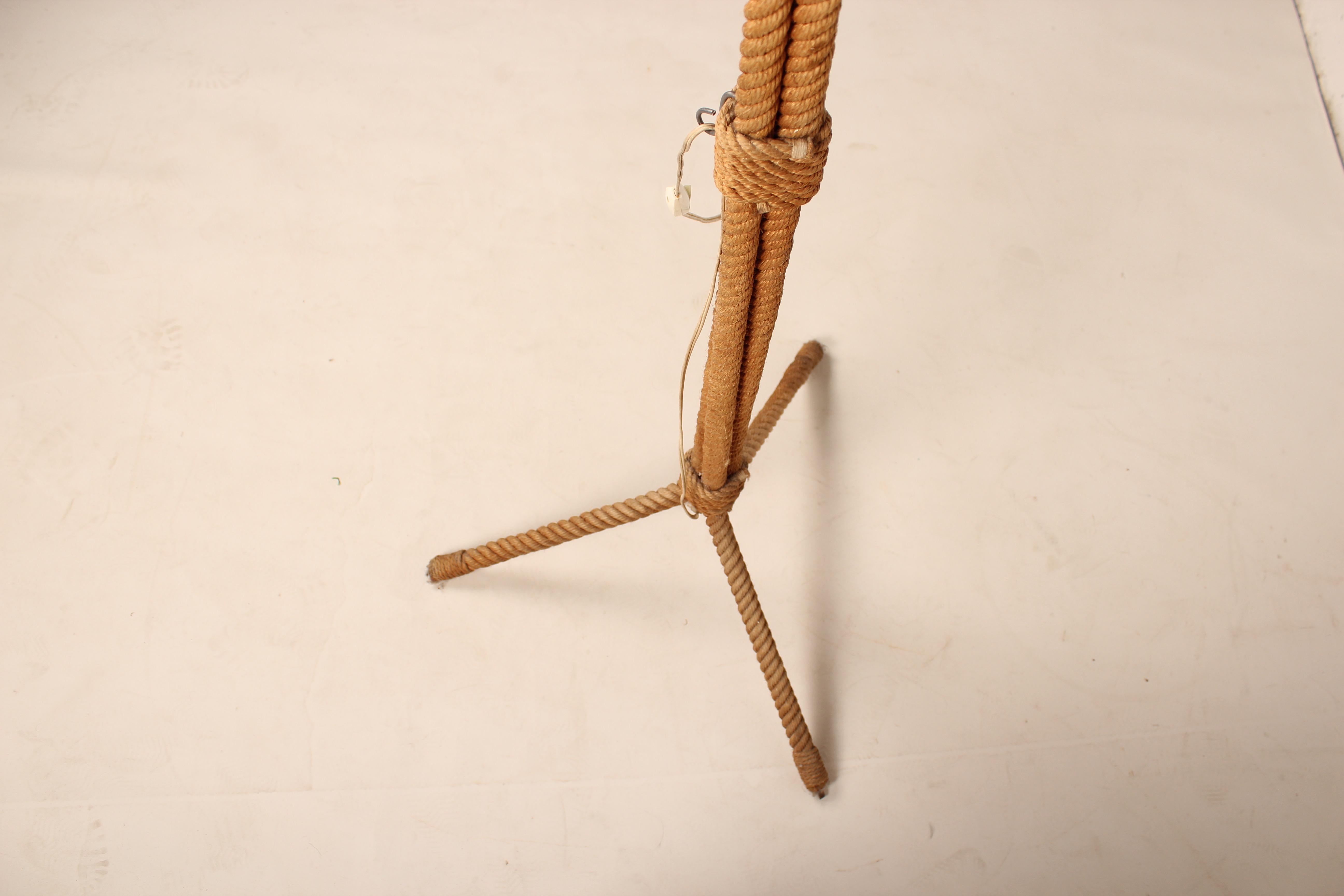 Metà XX secolo Lampada da terra a treppiede in corda di Audoux Minet, Francia, anni '60 in vendita