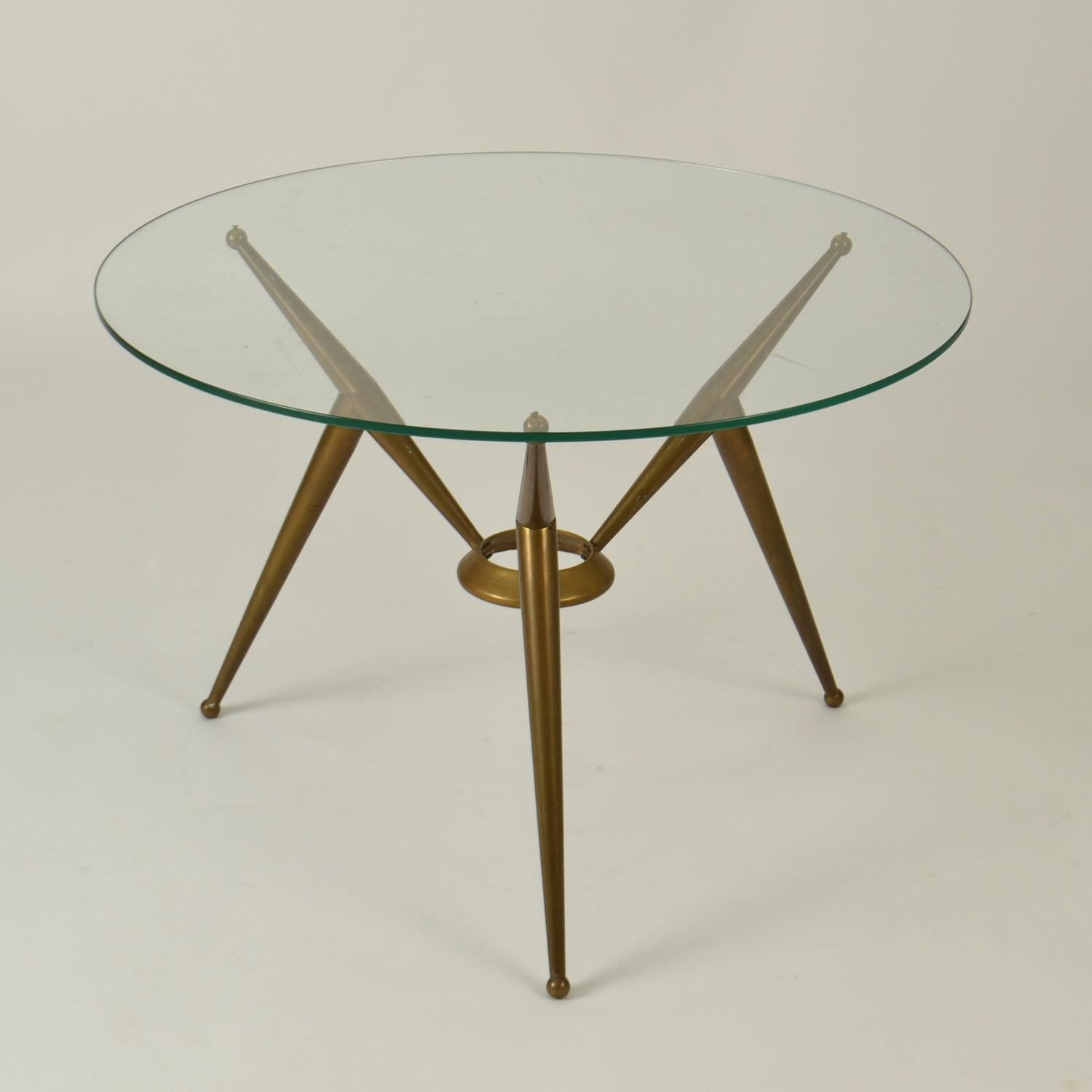 Tripod Runder italienischer Couchtisch aus Messing und Glas aus den 1950er Jahren (Moderne der Mitte des Jahrhunderts) im Angebot