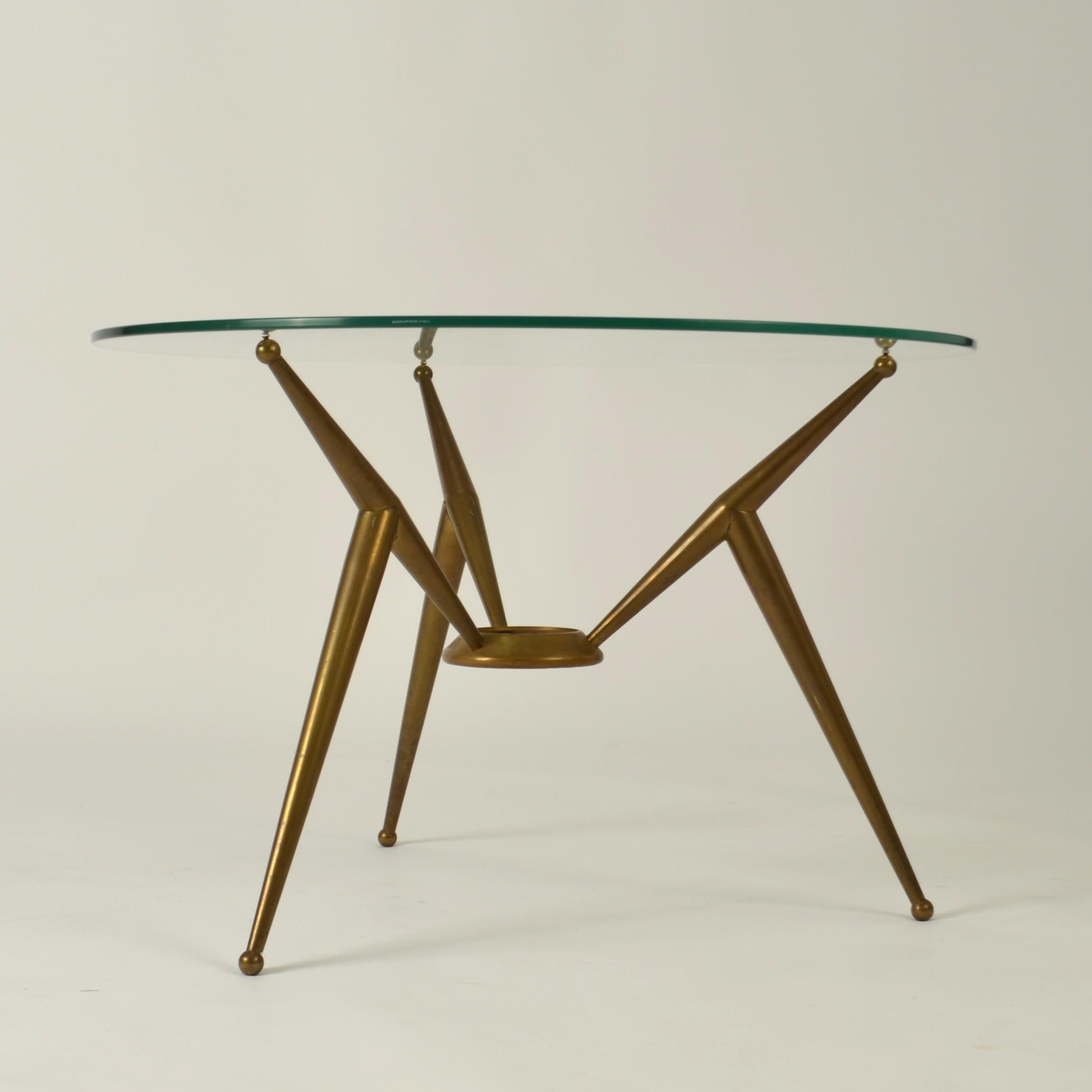 Tripod Runder italienischer Couchtisch aus Messing und Glas aus den 1950er Jahren (Italienisch) im Angebot