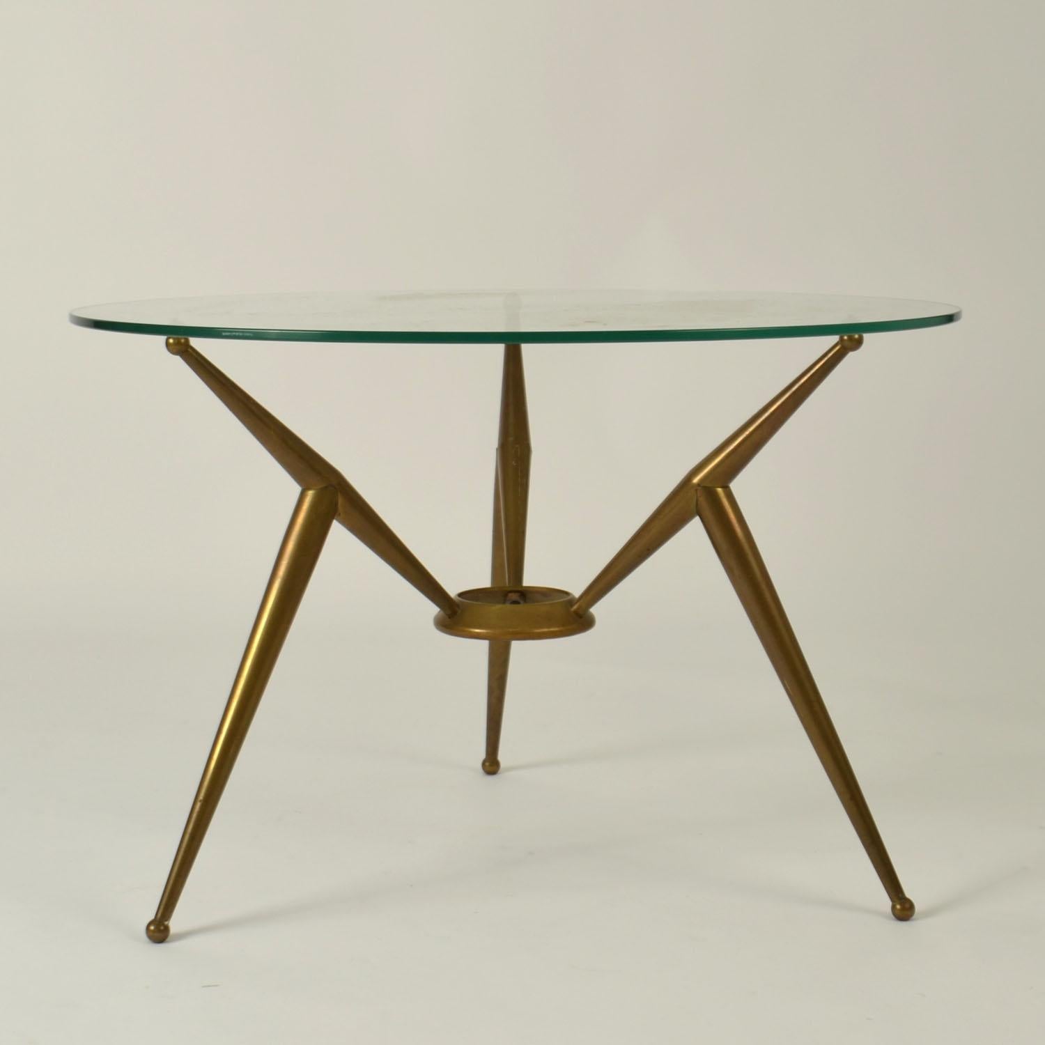 Tripod Runder italienischer Couchtisch aus Messing und Glas aus den 1950er Jahren im Zustand „Hervorragend“ im Angebot in London, GB