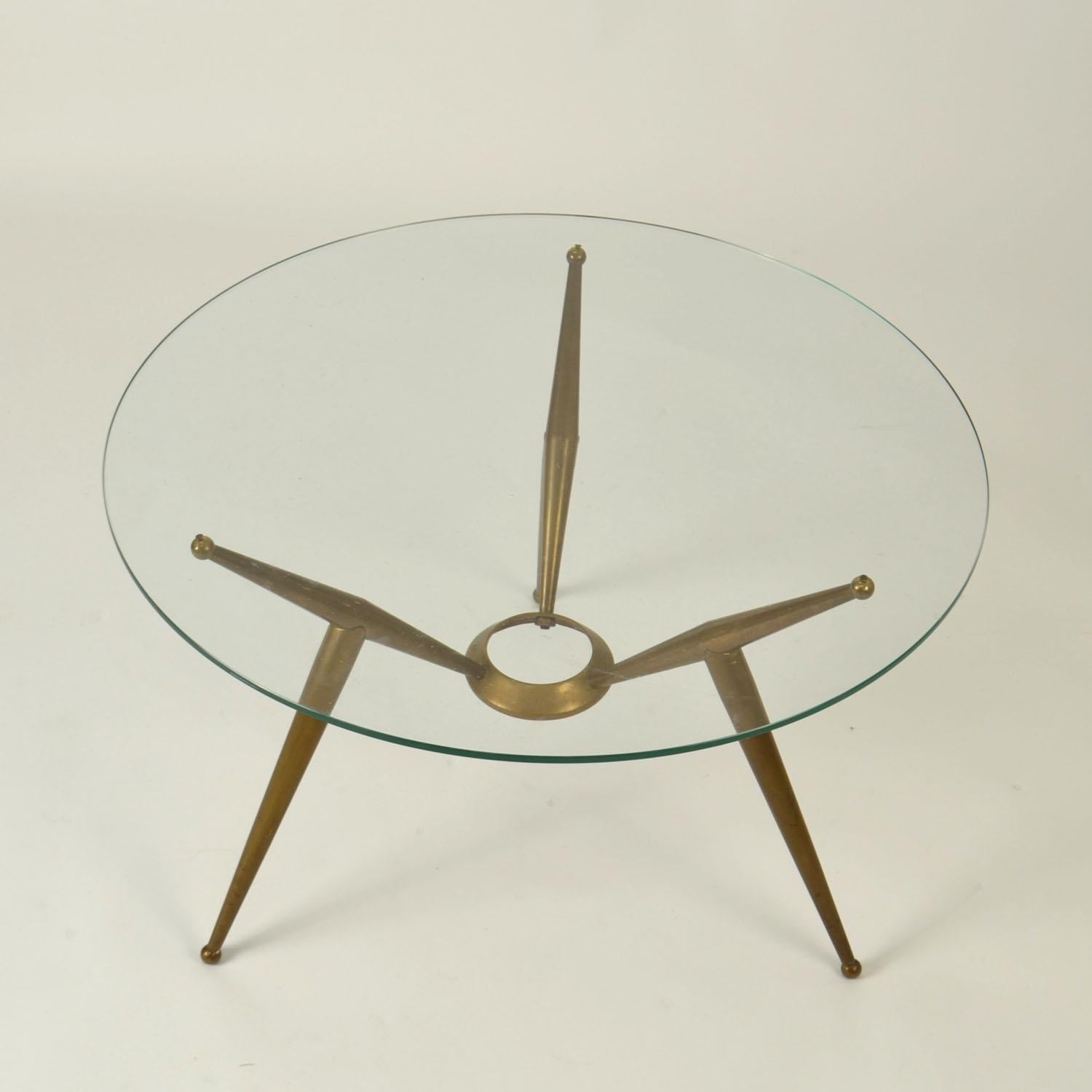Tripod Runder italienischer Couchtisch aus Messing und Glas aus den 1950er Jahren (Mitte des 20. Jahrhunderts) im Angebot