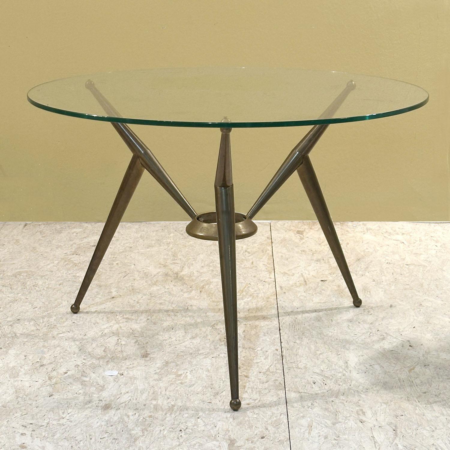 Tripod Runder italienischer Couchtisch aus Messing und Glas aus den 1950er Jahren im Angebot 1