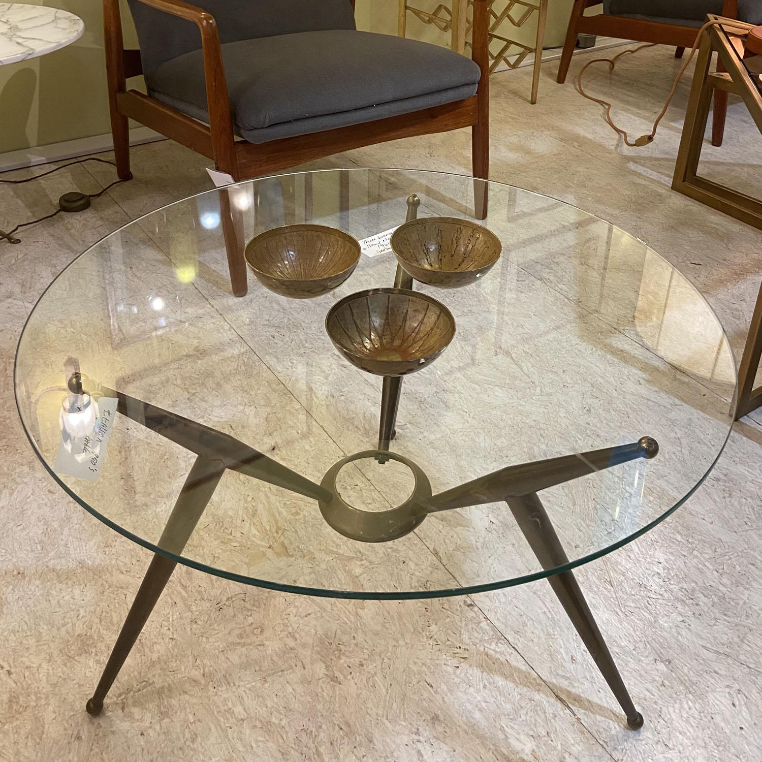 Tripod Runder italienischer Couchtisch aus Messing und Glas aus den 1950er Jahren im Angebot 2