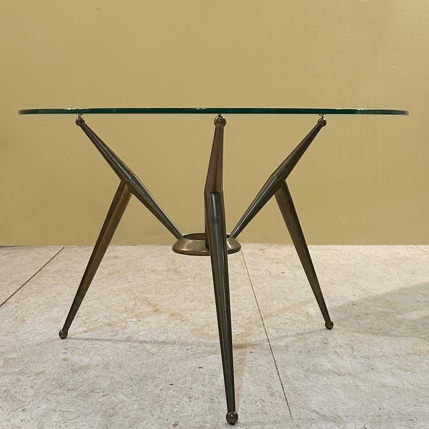 Tripod Runder italienischer Couchtisch aus Messing und Glas aus den 1950er Jahren im Angebot 3