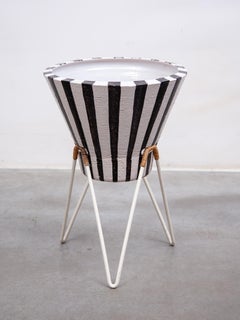 Fioriera scandinava a treppiede in ceramica a strisce bianche e nere, Svezia 1960