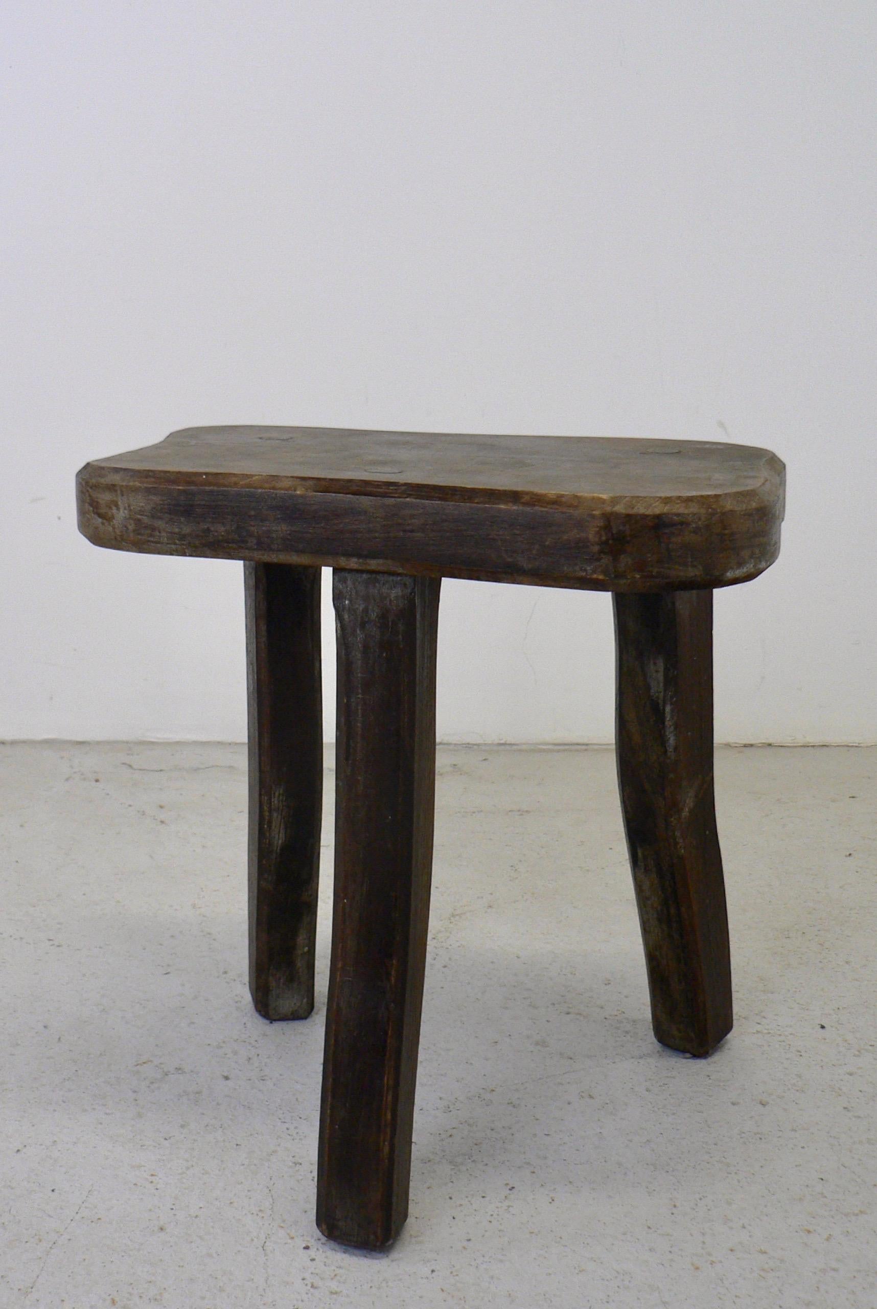 A tripod shepherd's stool with a free-form seat. Rustic French craftsmanship in solid oak from the early 20th century. Beautiful patina.
