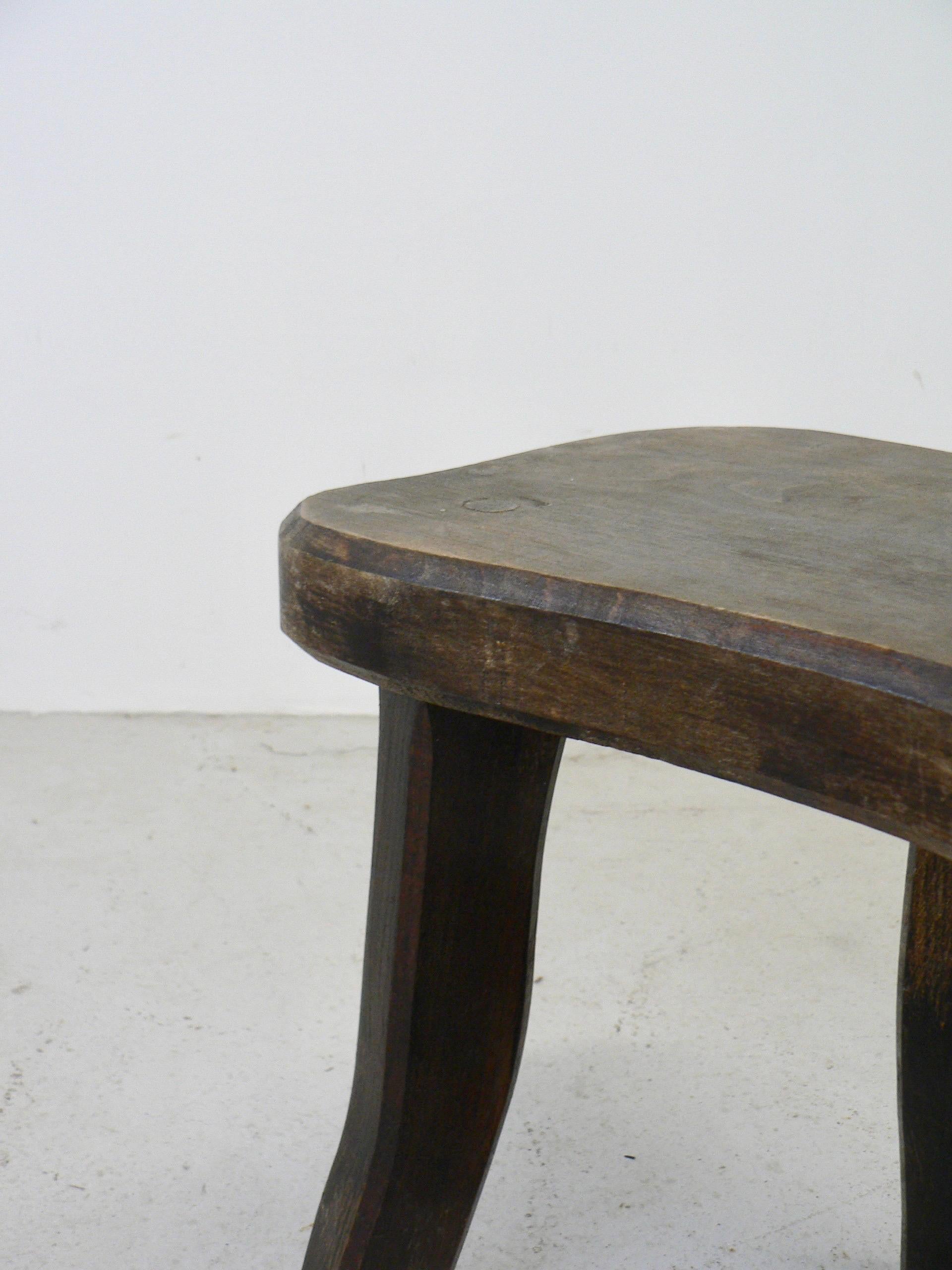 20th Century tripod shepherd's stool with a free-form seat France Early XXth century For Sale