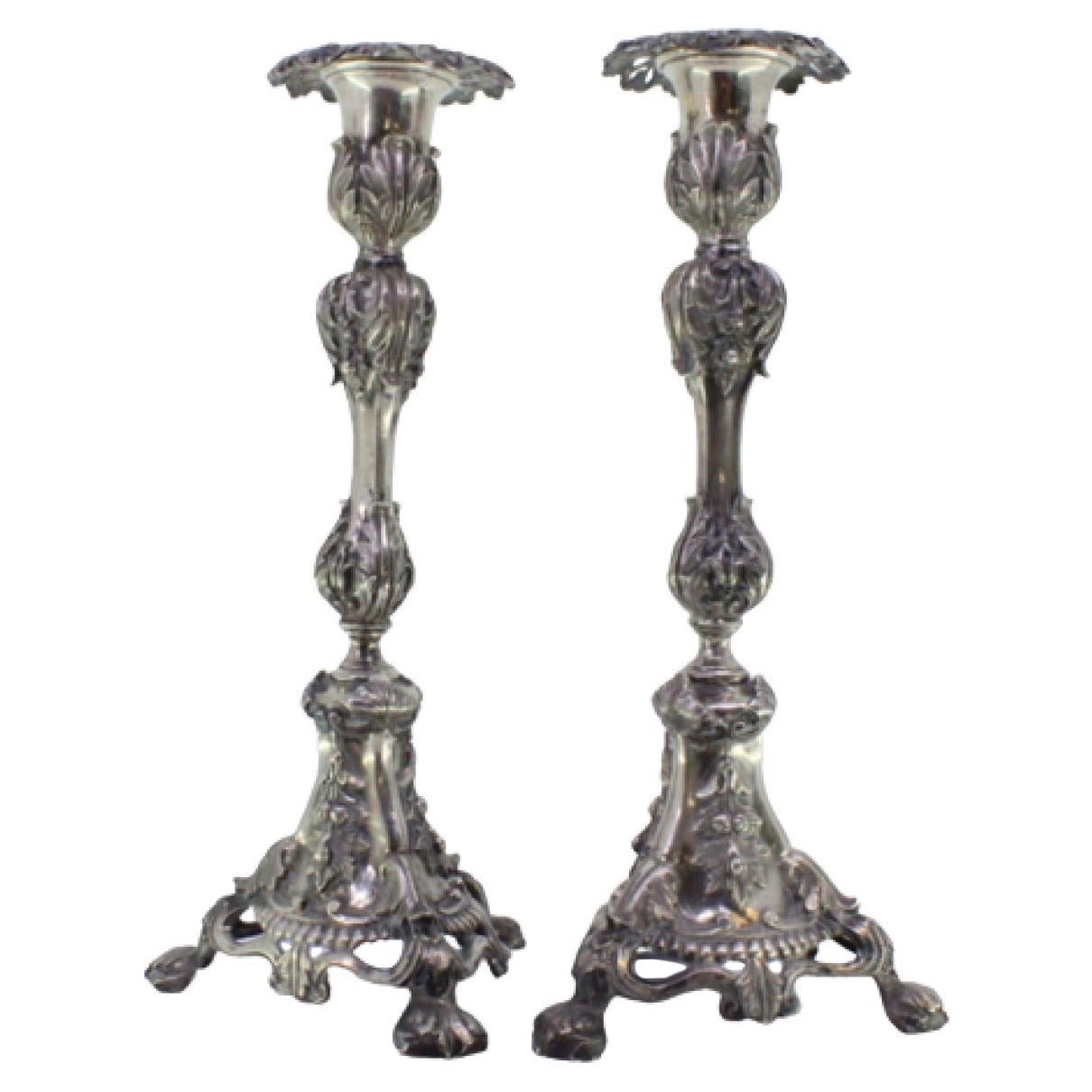 Chandeliers tripodes en argent avec tiges embossées d
acanthes sur bases découpées. en vente