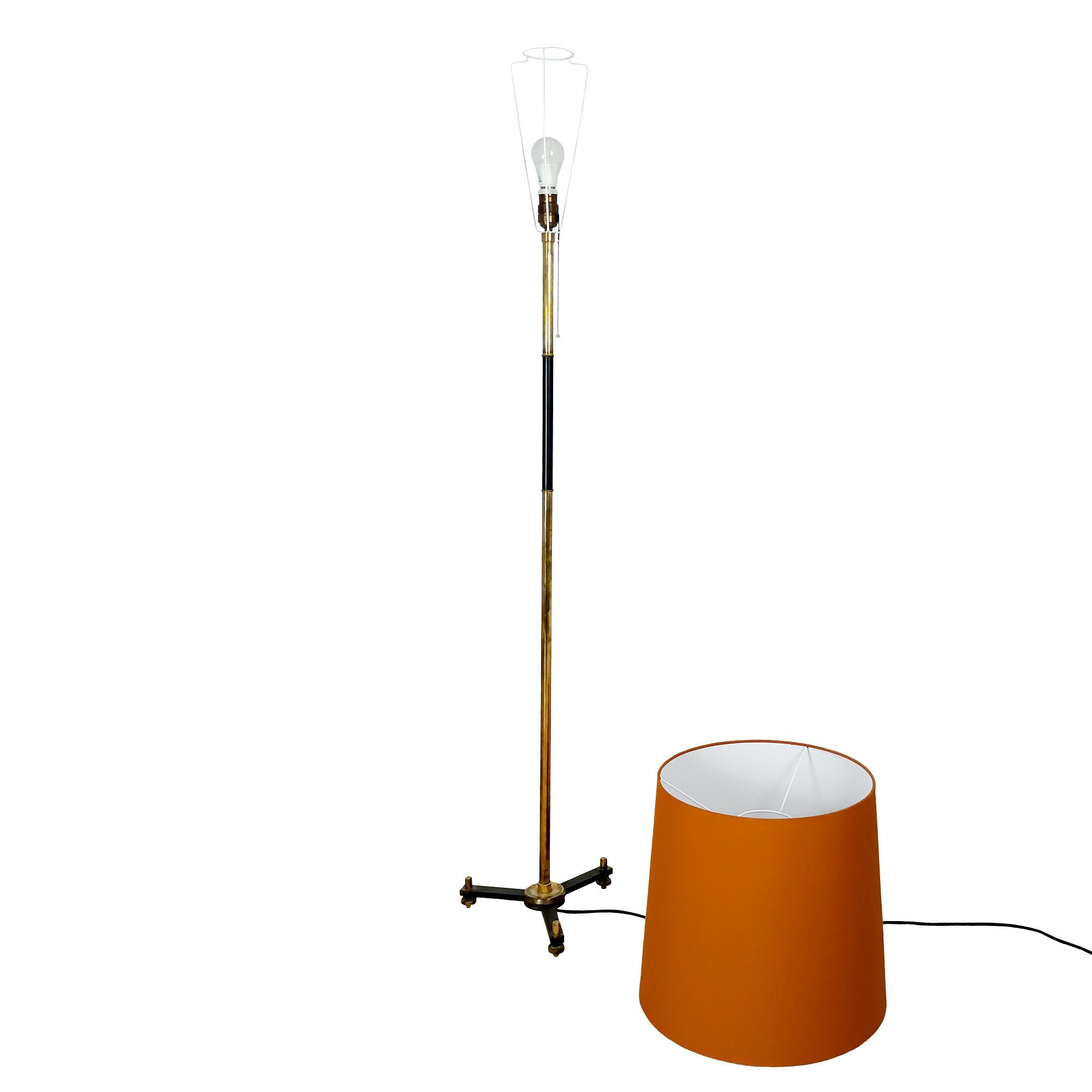 Tripod standing lamp in partially black lacquered polished brass, adjustable feet. Refurbished lampshade in toasted orange canvas.
Spain c.1950.