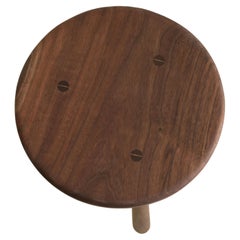 Taburete trípode de madera maciza con espigas pasantes encajadas by Boyd & Allister