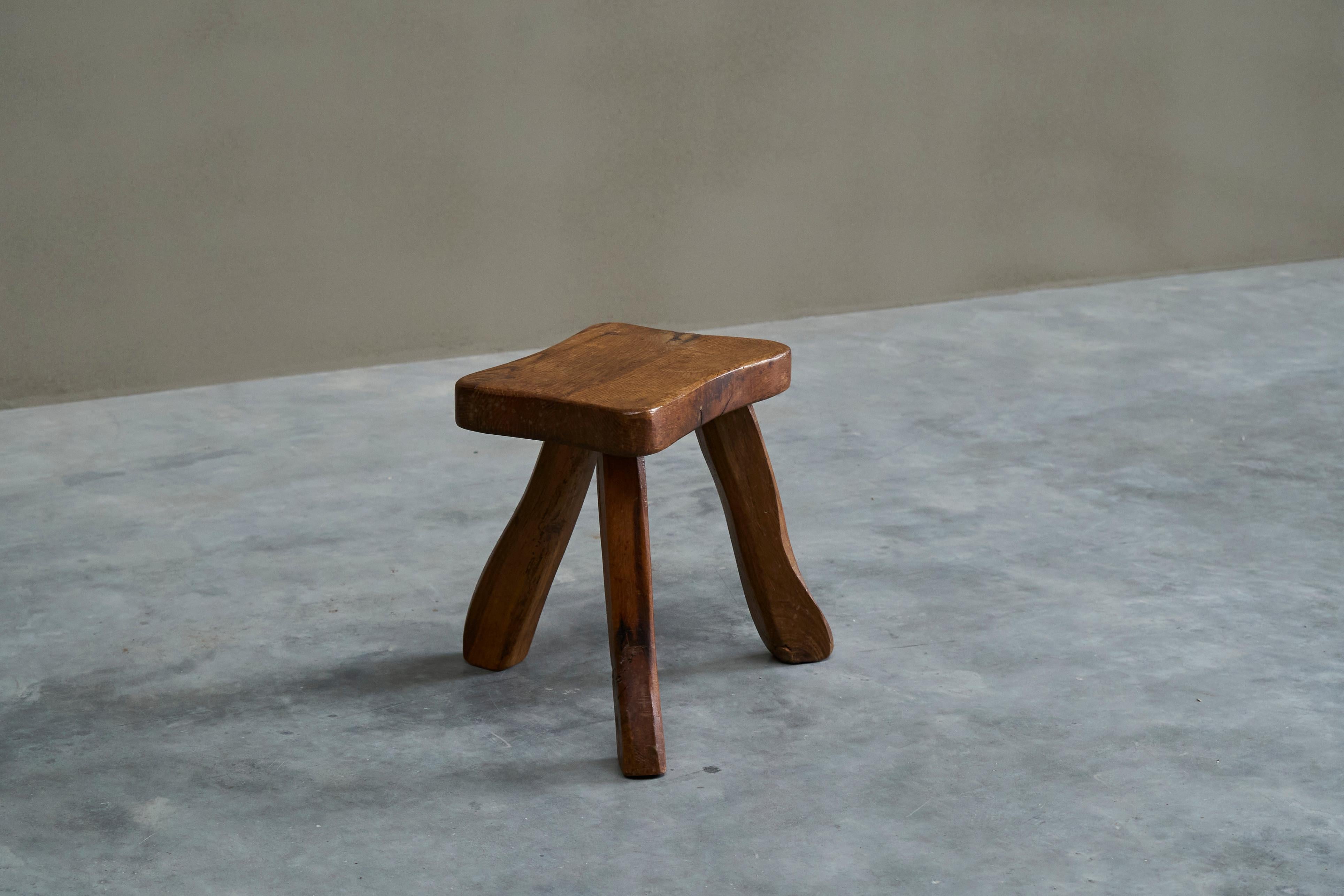 Dreibeinhocker aus massiver Eiche Frankreich 1950er Jahre (Handgefertigt) im Angebot