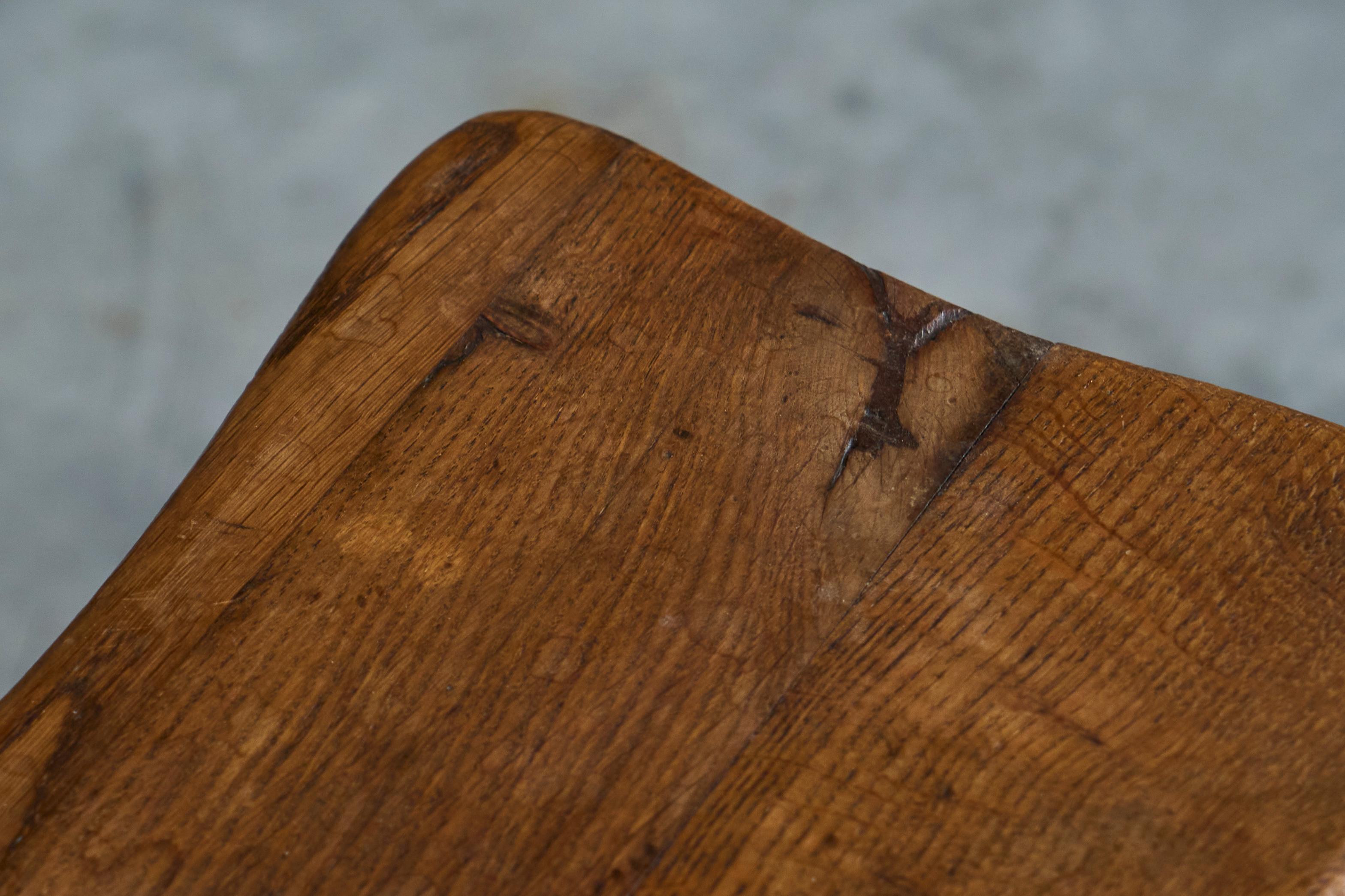 Dreibeinhocker aus massiver Eiche Frankreich 1950er Jahre im Zustand „Gut“ im Angebot in Meer, VAN