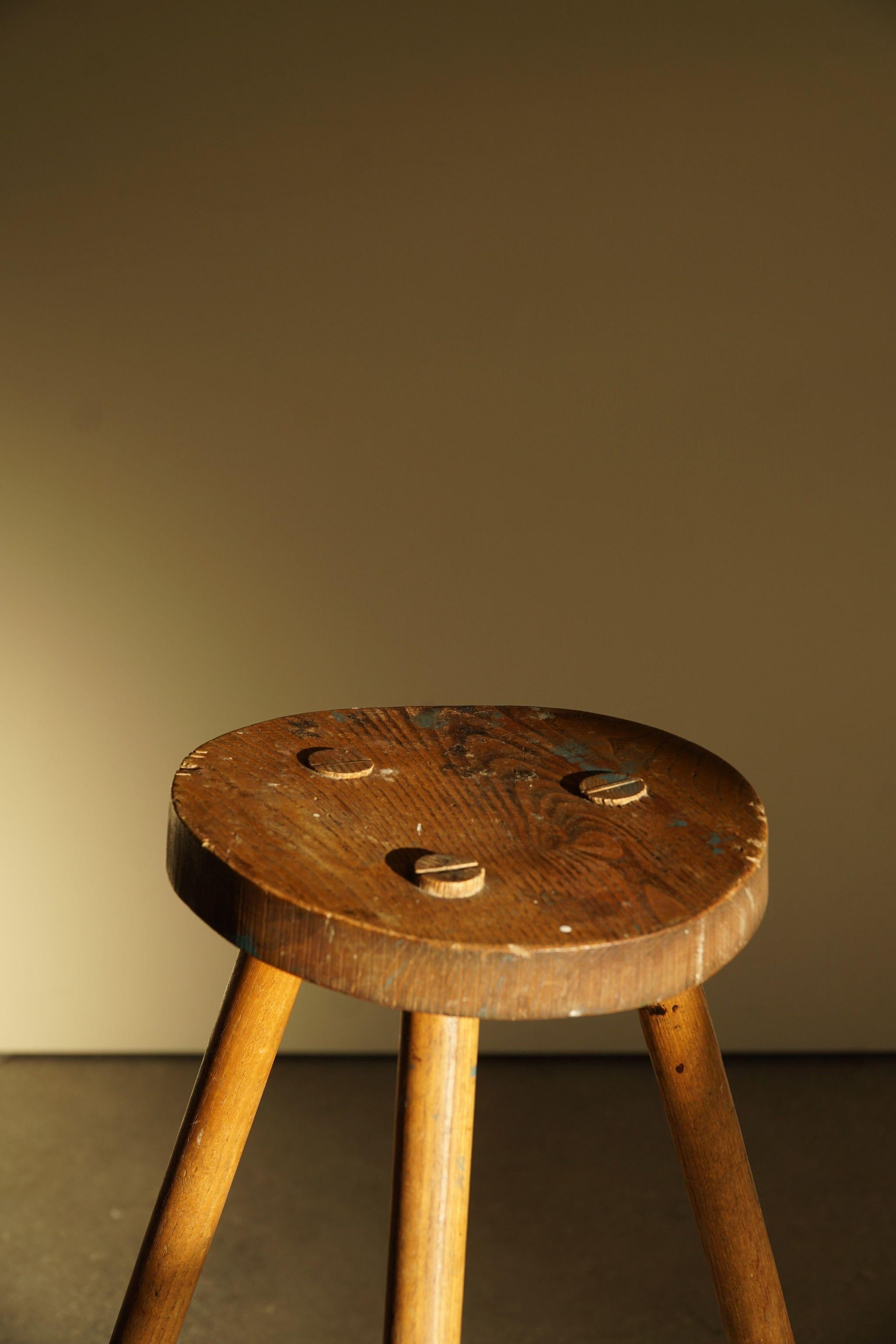 20ième siècle Tabouret tripode en bois de chêne massif, par ébéniste danois, milieu du siècle, vers les années 1960 en vente