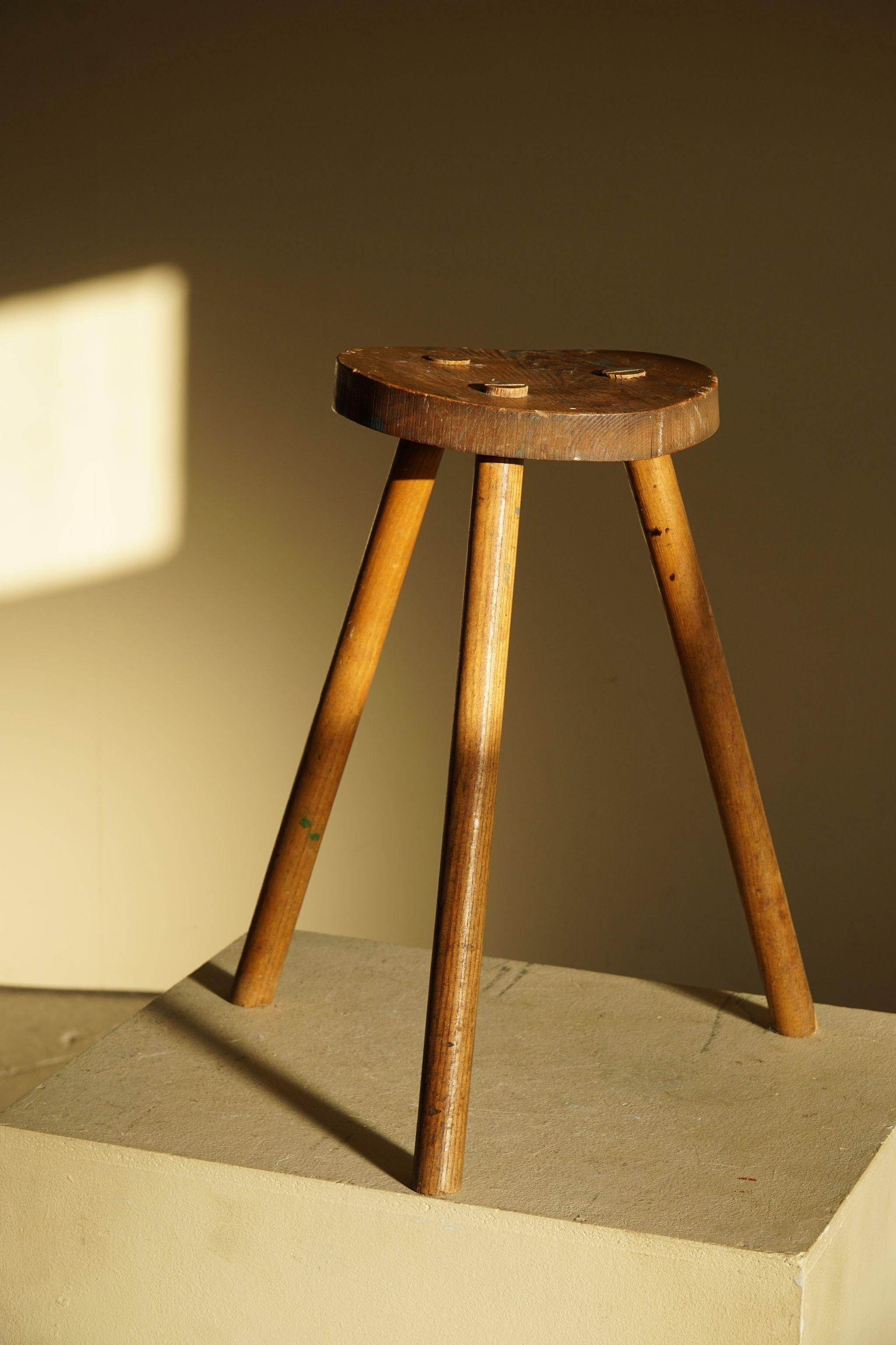 Chêne Tabouret tripode en bois de chêne massif, par ébéniste danois, milieu du siècle, vers les années 1960 en vente